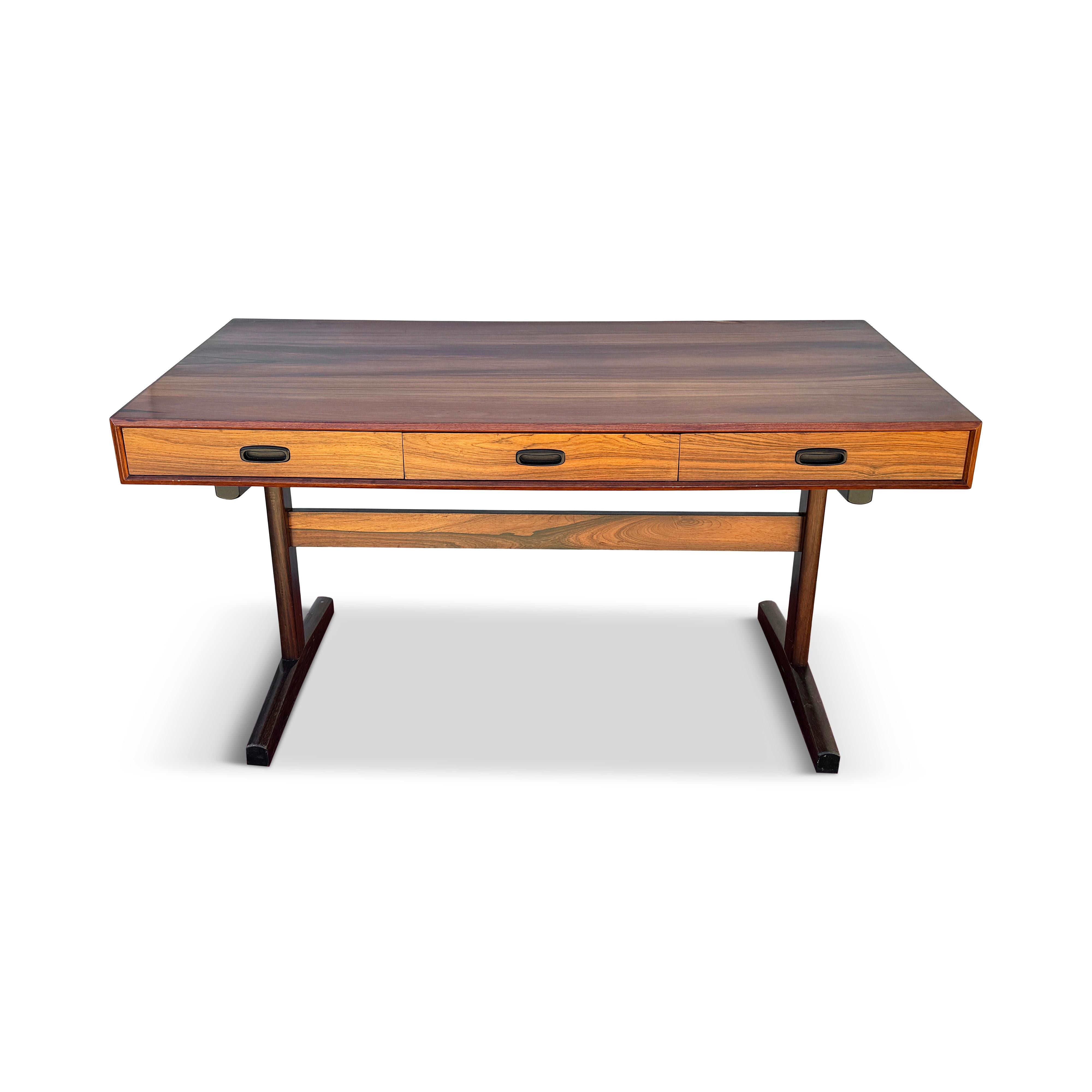Skandinavischer Palisanderschreibtisch der Moderne von Ganddal Møbelfabrikk (Skandinavische Moderne) im Angebot