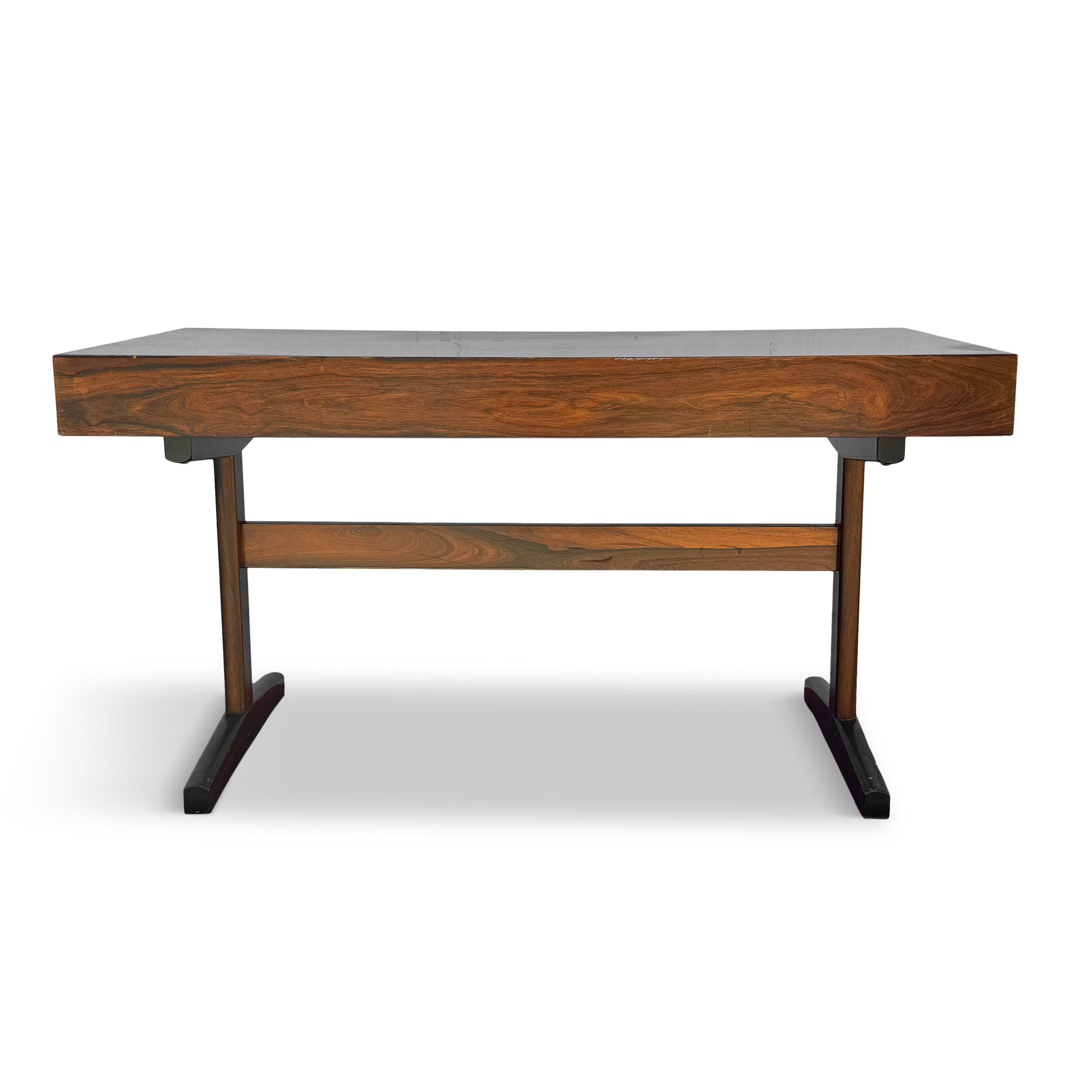 Skandinavischer Palisanderschreibtisch der Moderne von Ganddal Møbelfabrikk (Europäisch) im Angebot