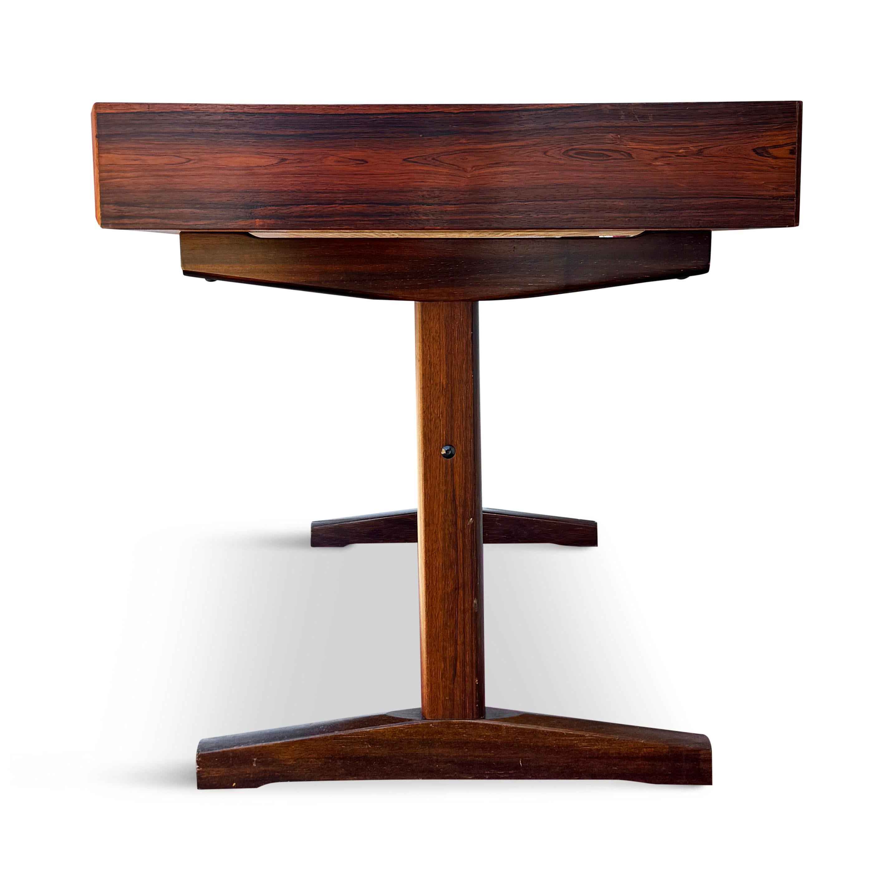 Skandinavischer Palisanderschreibtisch der Moderne von Ganddal Møbelfabrikk (20. Jahrhundert) im Angebot