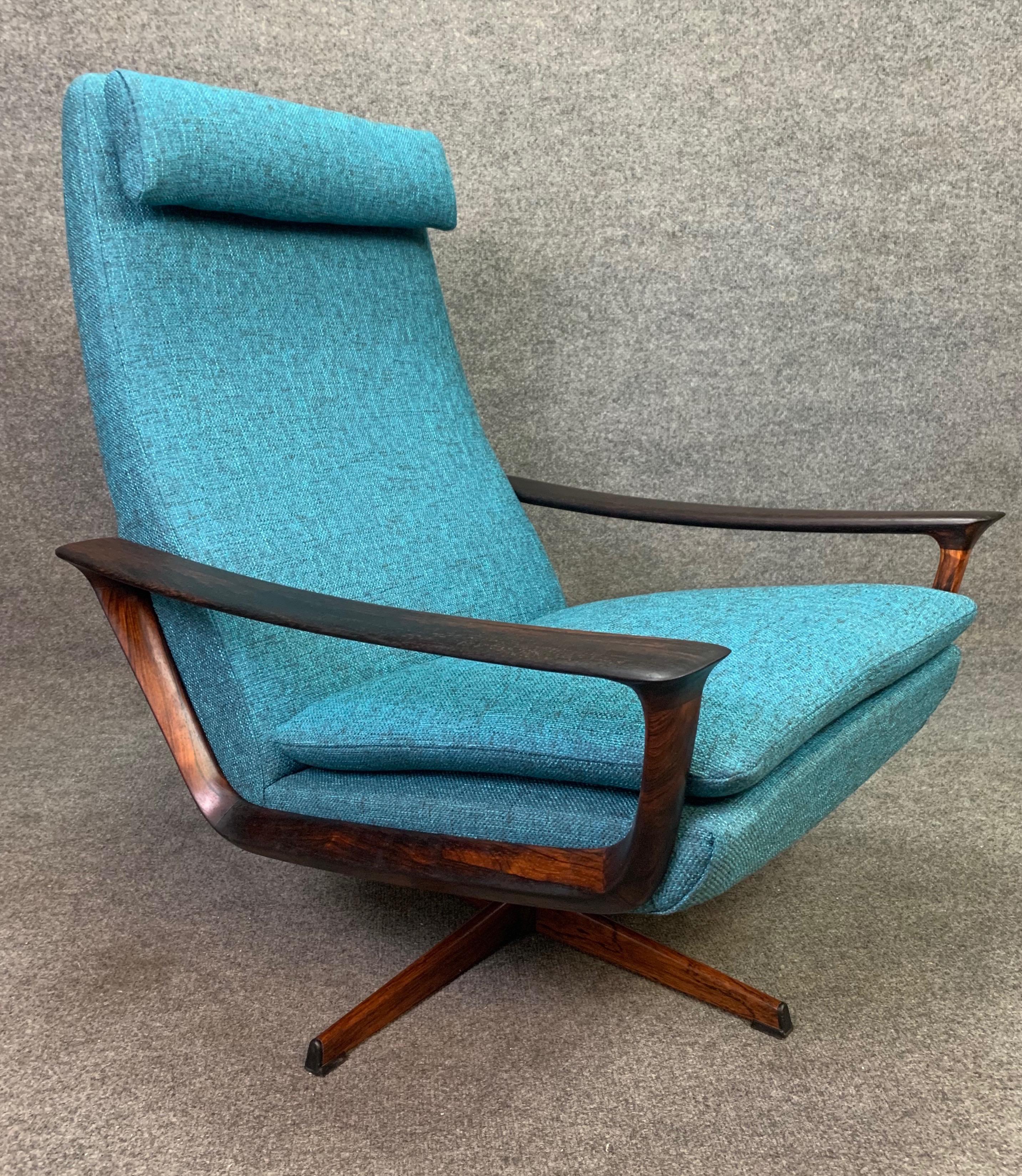 Here is a special Scandinavian Modern easy chair in rosewood designed by Johannes Andersen and manufactured by Trensum in Sweden in the 1960s.
This rare and comfortable lounge chair received a brand new period correct upholstery, sourced from the