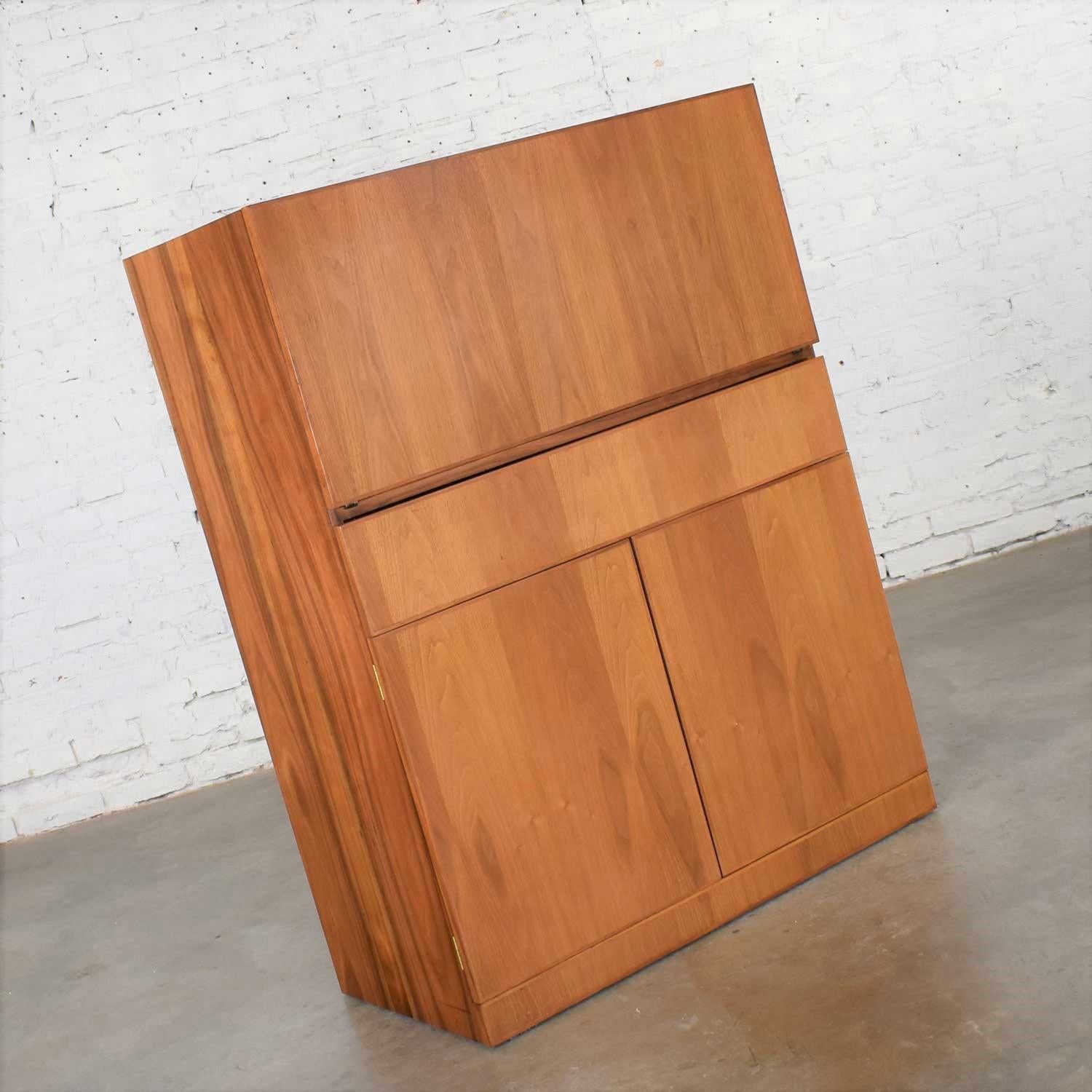 Magnifique bureau ou secrétaire vintage MCM (a.k.a. Mid-Century Modern) Scandinavian Modern dans une boîte. Il est en très bon état. Une petite réparation a été effectuée sur la partie inférieure de la jambe avant droite. Voir les photos. Vers le