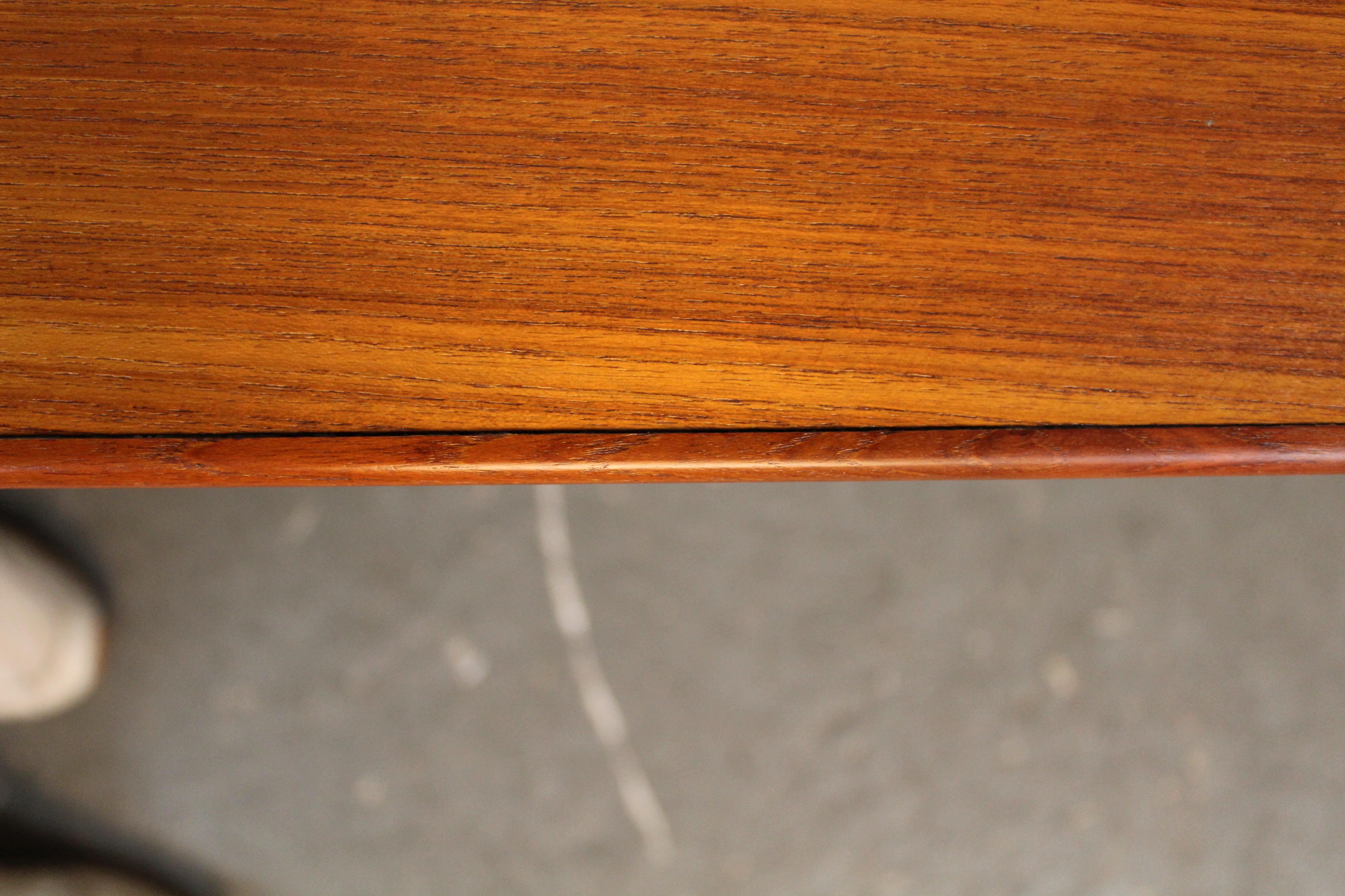 Skandinavisch-moderner Teakholz-Tisch mit Hängeblatt im Vintage-Stil im Angebot 3