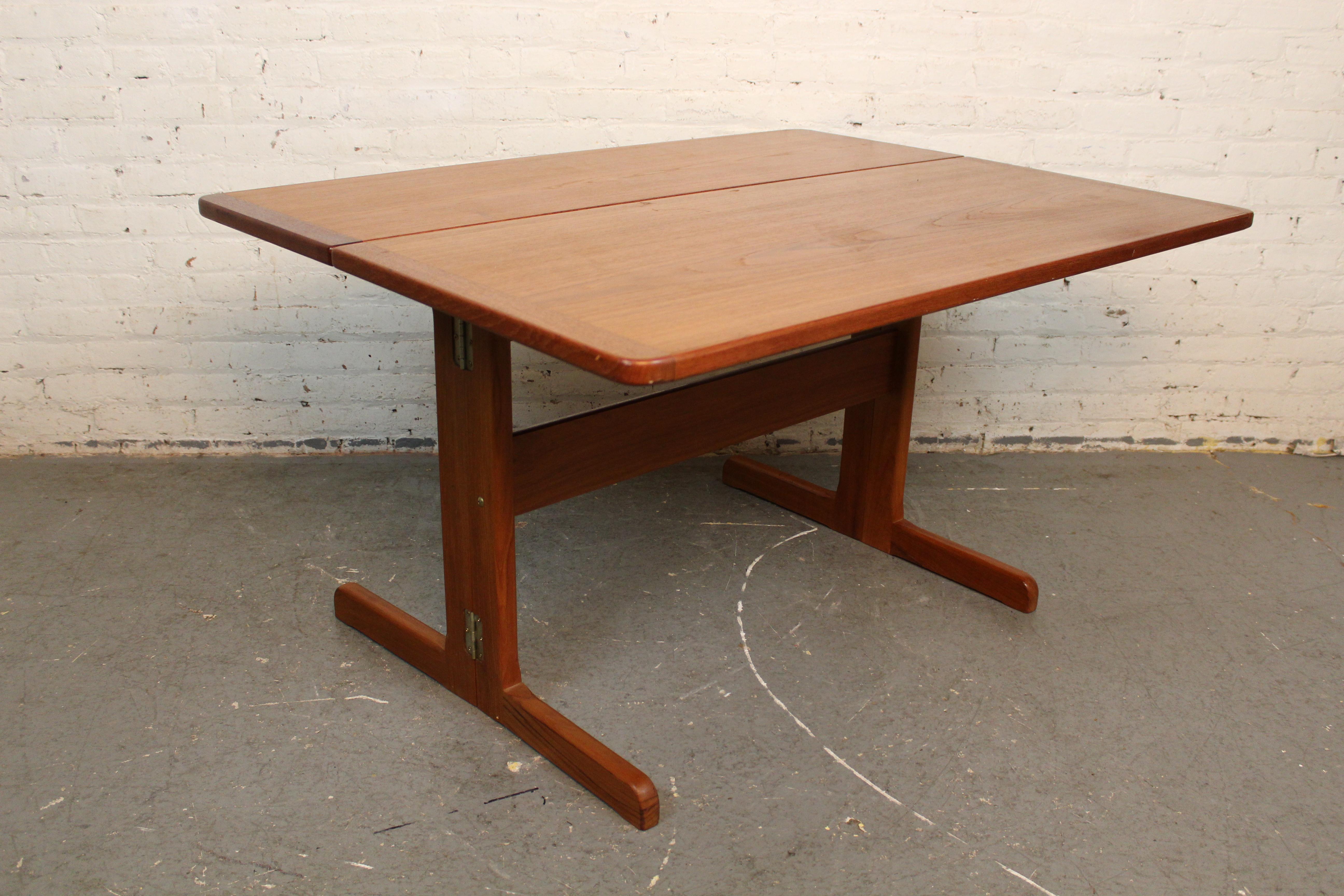 Lassen Sie sich von der einzigartigen Zweckmäßigkeit des skandinavischen modernen Designs der Jahrhundertmitte inspirieren - mit diesem ungewöhnlichen Klapptisch aus Teakholz! Mit einem  Mit seinem faszinierenden asymmetrischen Design, den charmant
