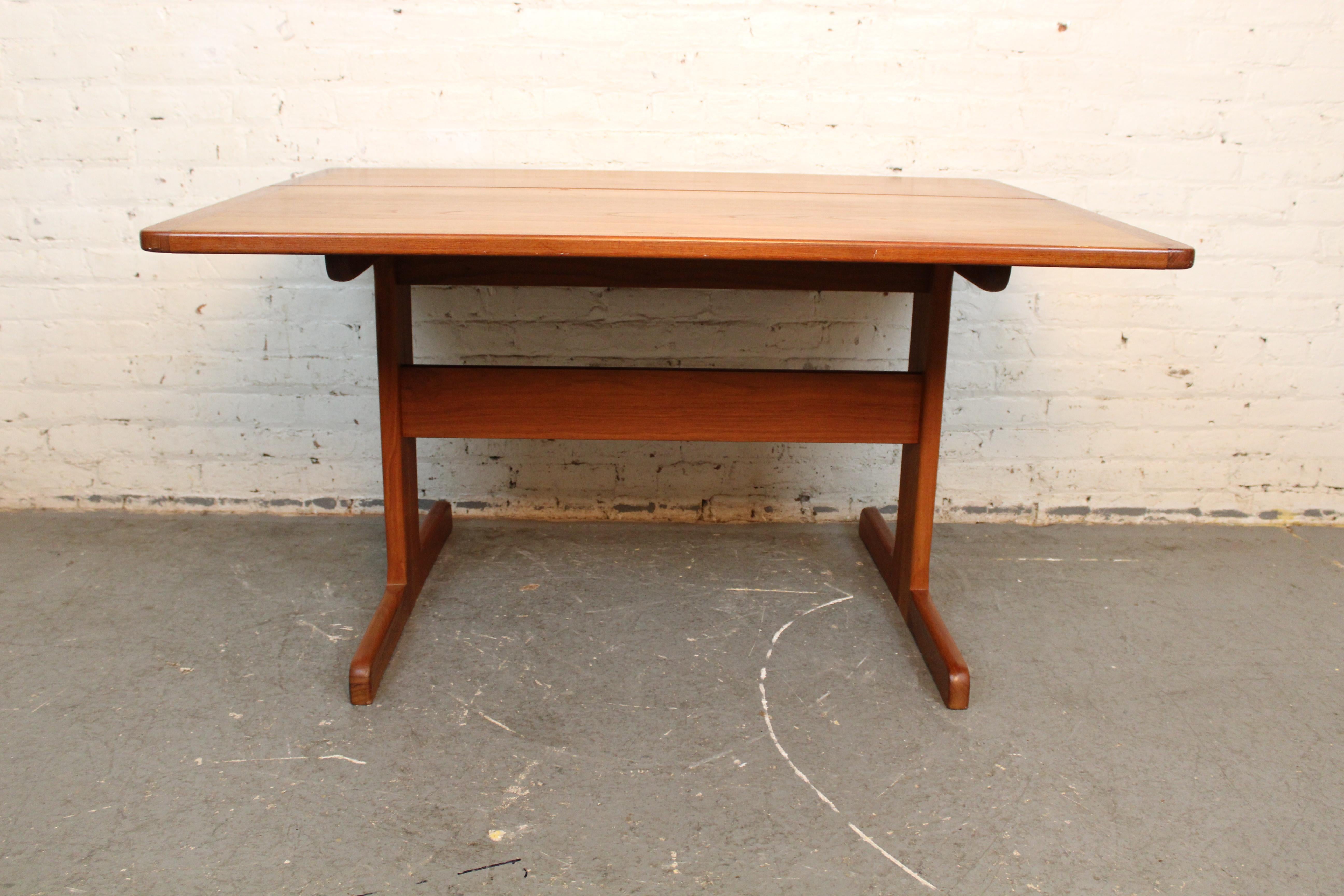 Skandinavisch-moderner Teakholz-Tisch mit Hängeblatt im Vintage-Stil im Zustand „Gut“ im Angebot in Brooklyn, NY