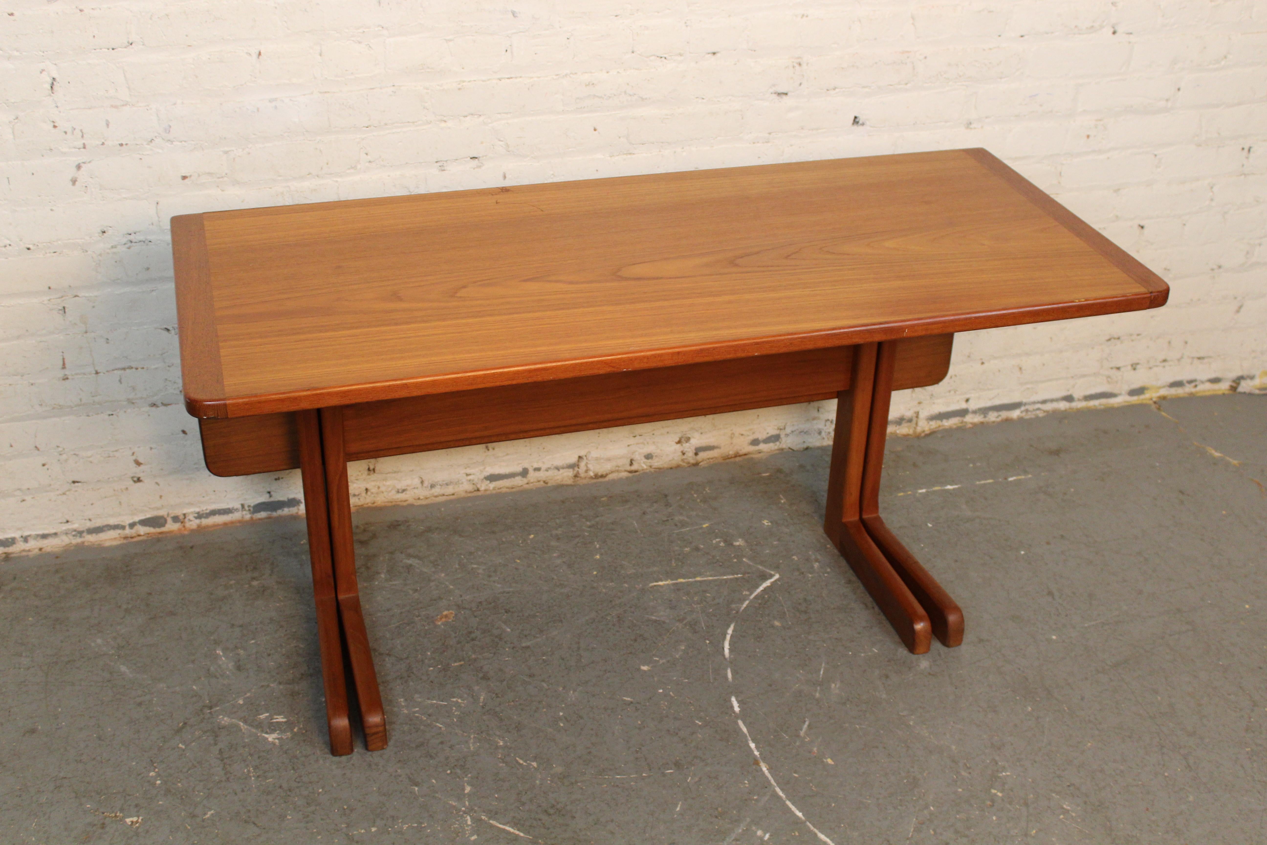 Skandinavisch-moderner Teakholz-Tisch mit Hängeblatt im Vintage-Stil im Angebot 1
