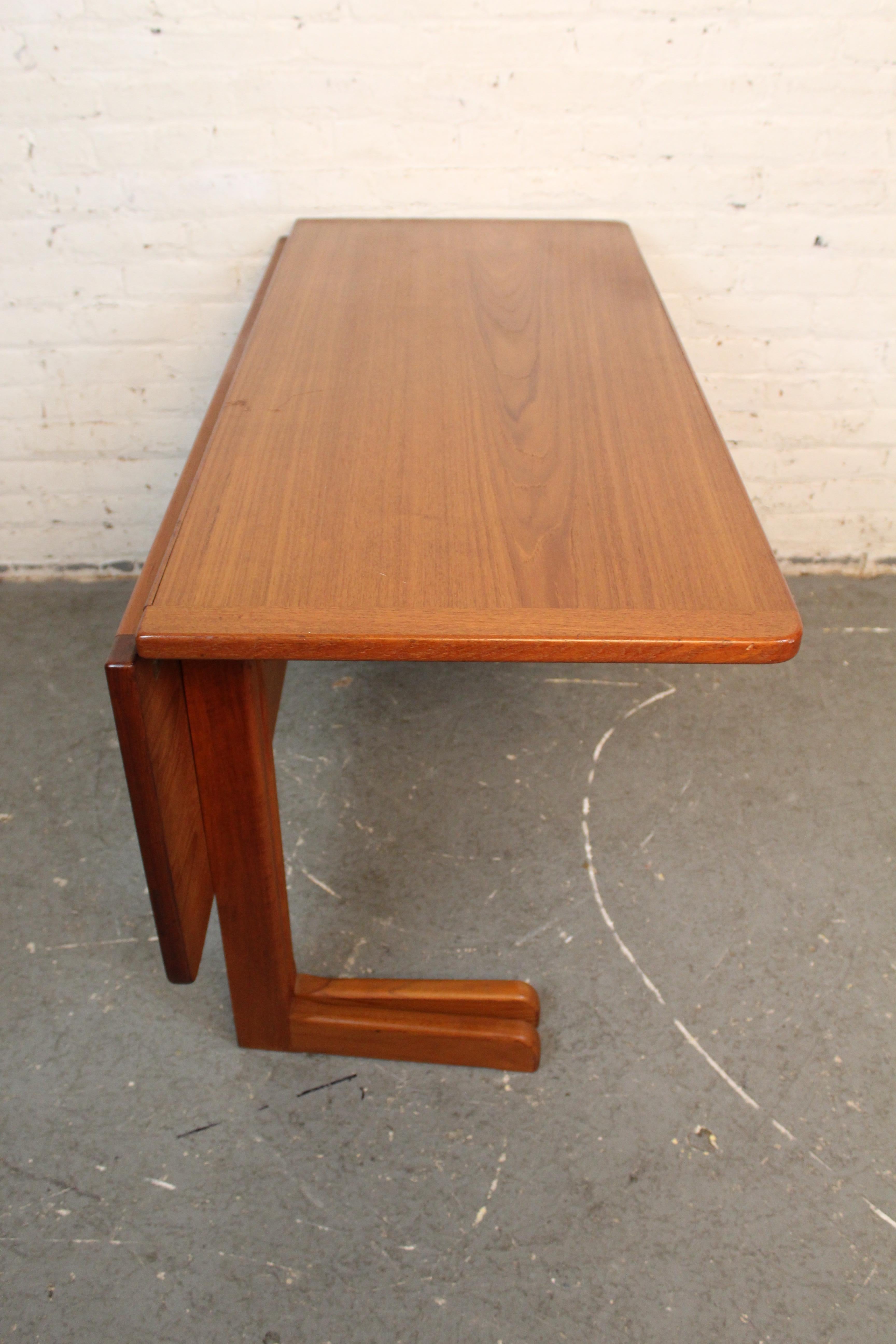Skandinavisch-moderner Teakholz-Tisch mit Hängeblatt im Vintage-Stil im Angebot 2