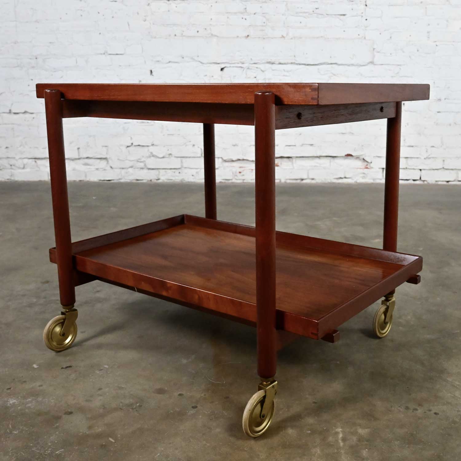 Handsome vintage Scandinavian Modern teak expanding bar or cocktail cart by Poul Hundevad. Beautiful condition, keeping in mind that this is vintage and not new so will have signs of use and wear. There are some small possible water marks on the