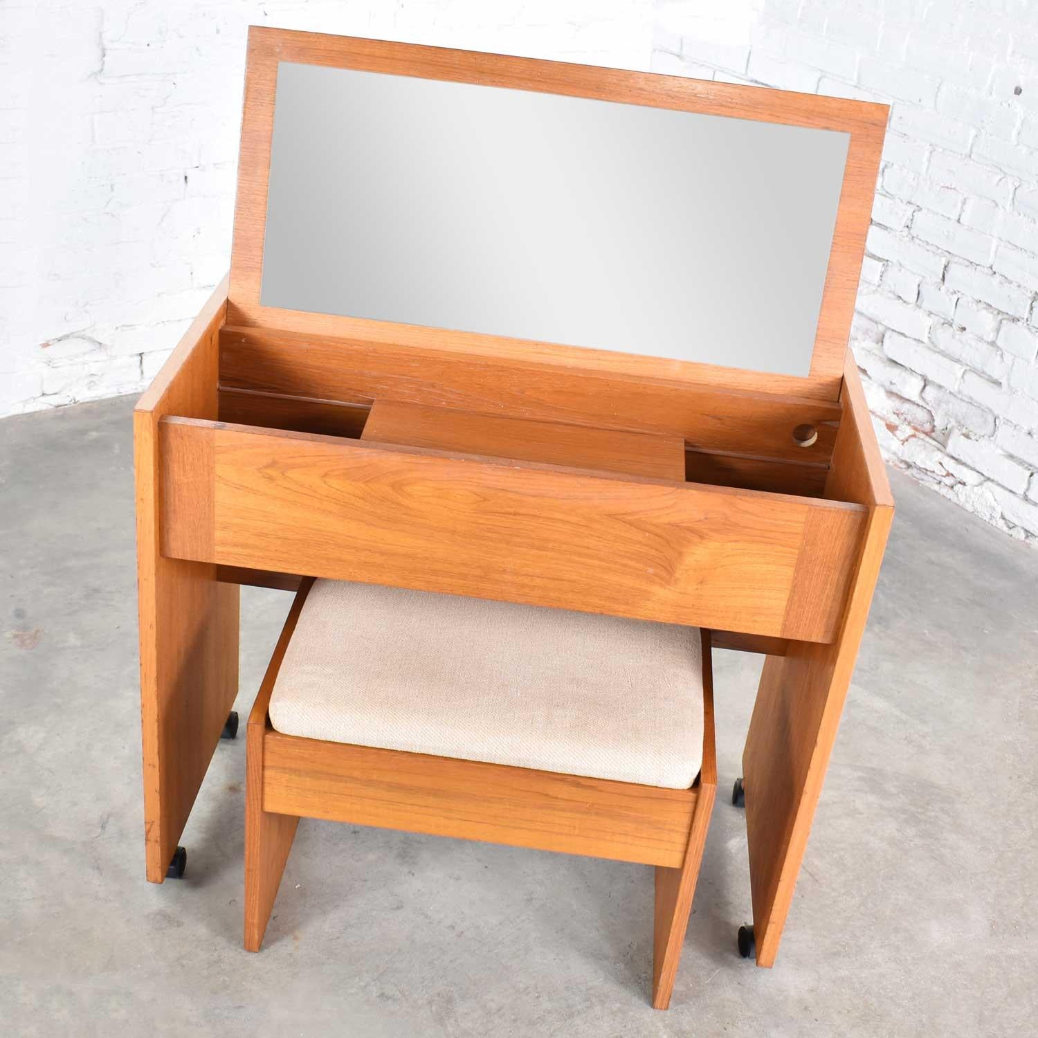 rolling dressing table