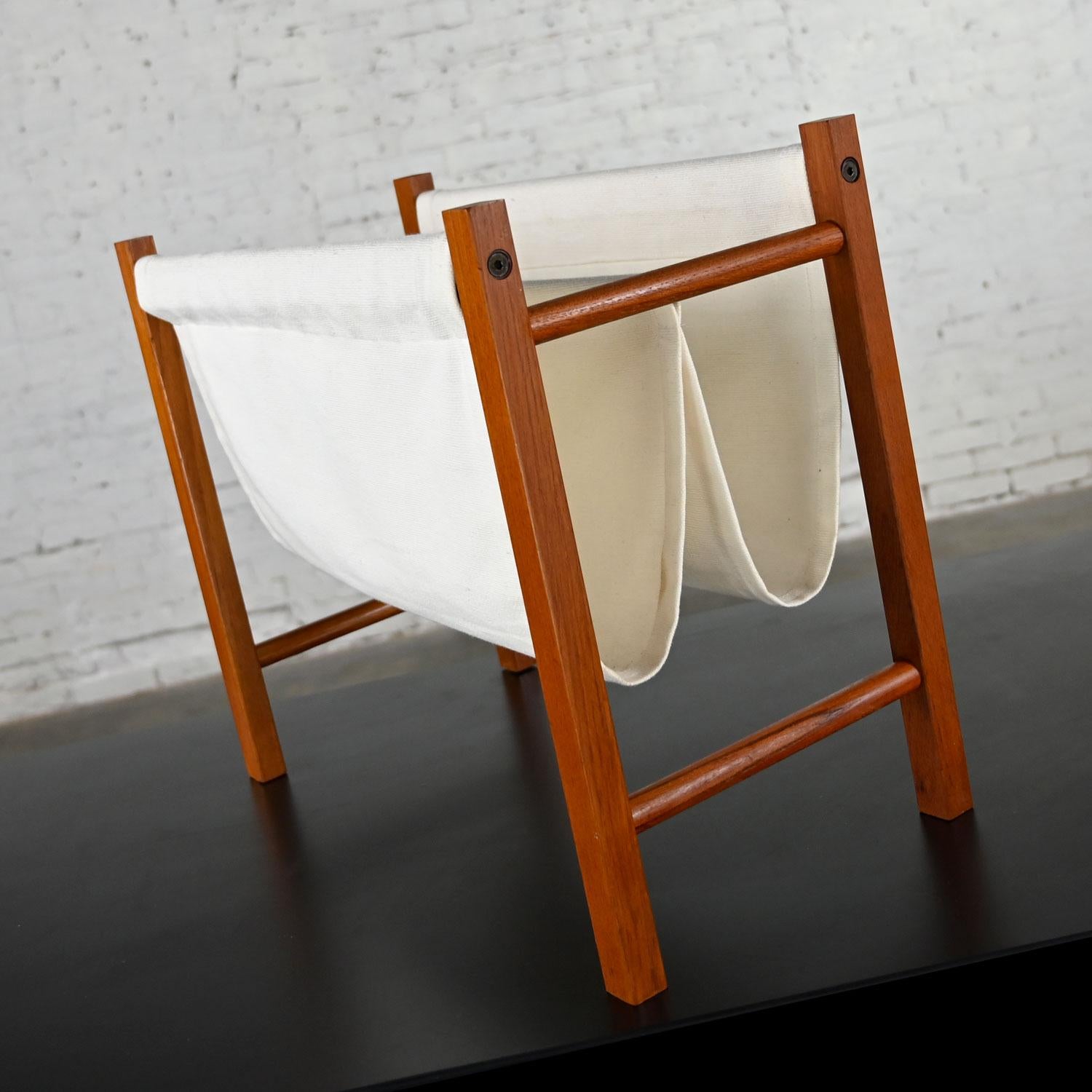 Vintage Scandinavian Modern Teak Frame & Off-White Fabric Sling Magazine Holder In Good Condition For Sale In Topeka, KS