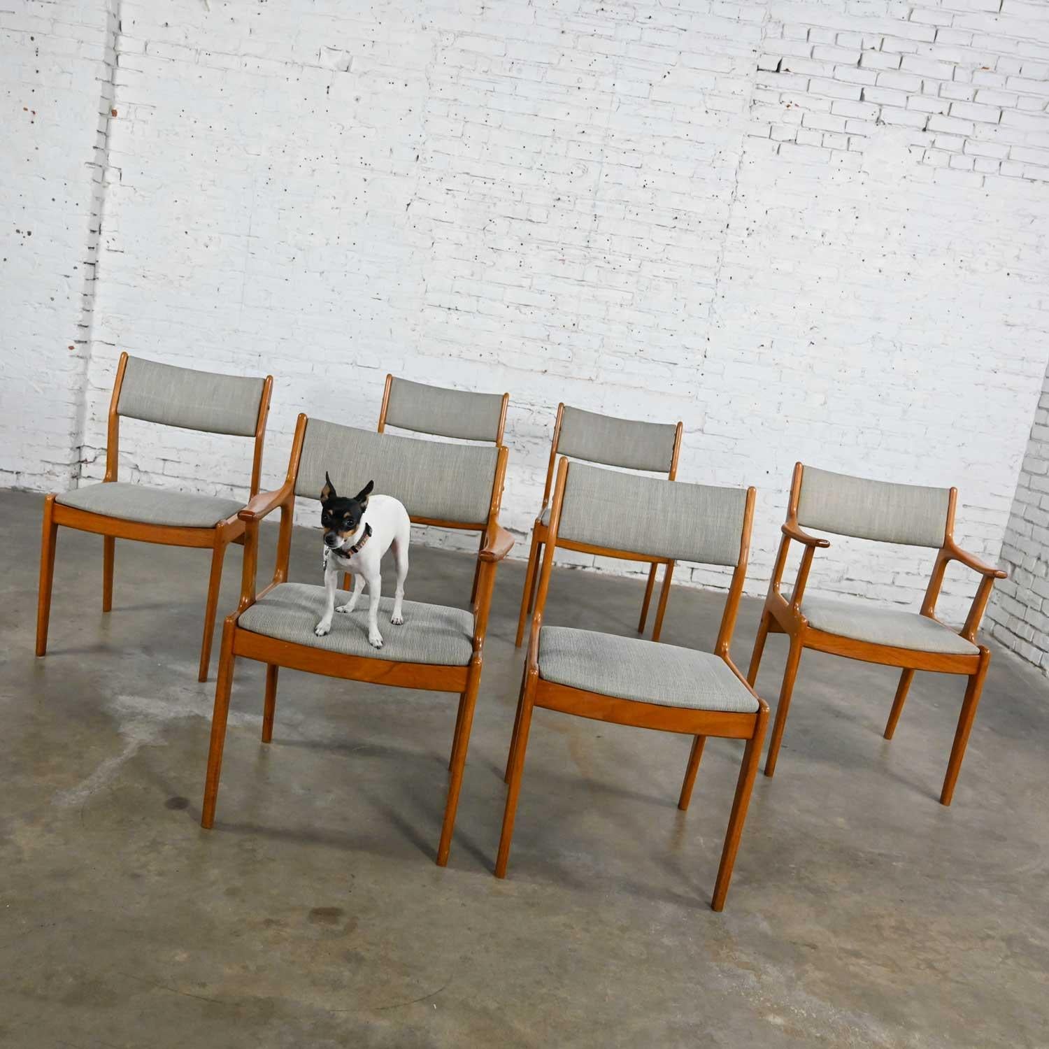 20th Century Vintage Scandinavian Modern Teak & Grey Fabric Dining Chairs 2 Arm 4 Side Set 6 For Sale