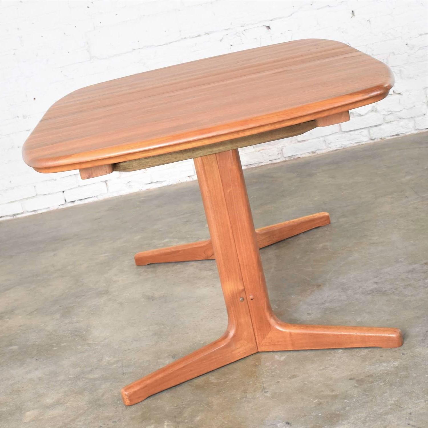 Scandinavian Modern Teak Oval Expanding Dining Table Attributed to Dyrlund 3