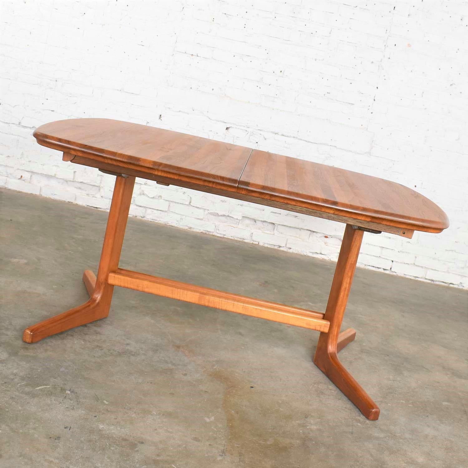 Scandinavian Modern Teak Oval Expanding Dining Table Attributed to Dyrlund 4