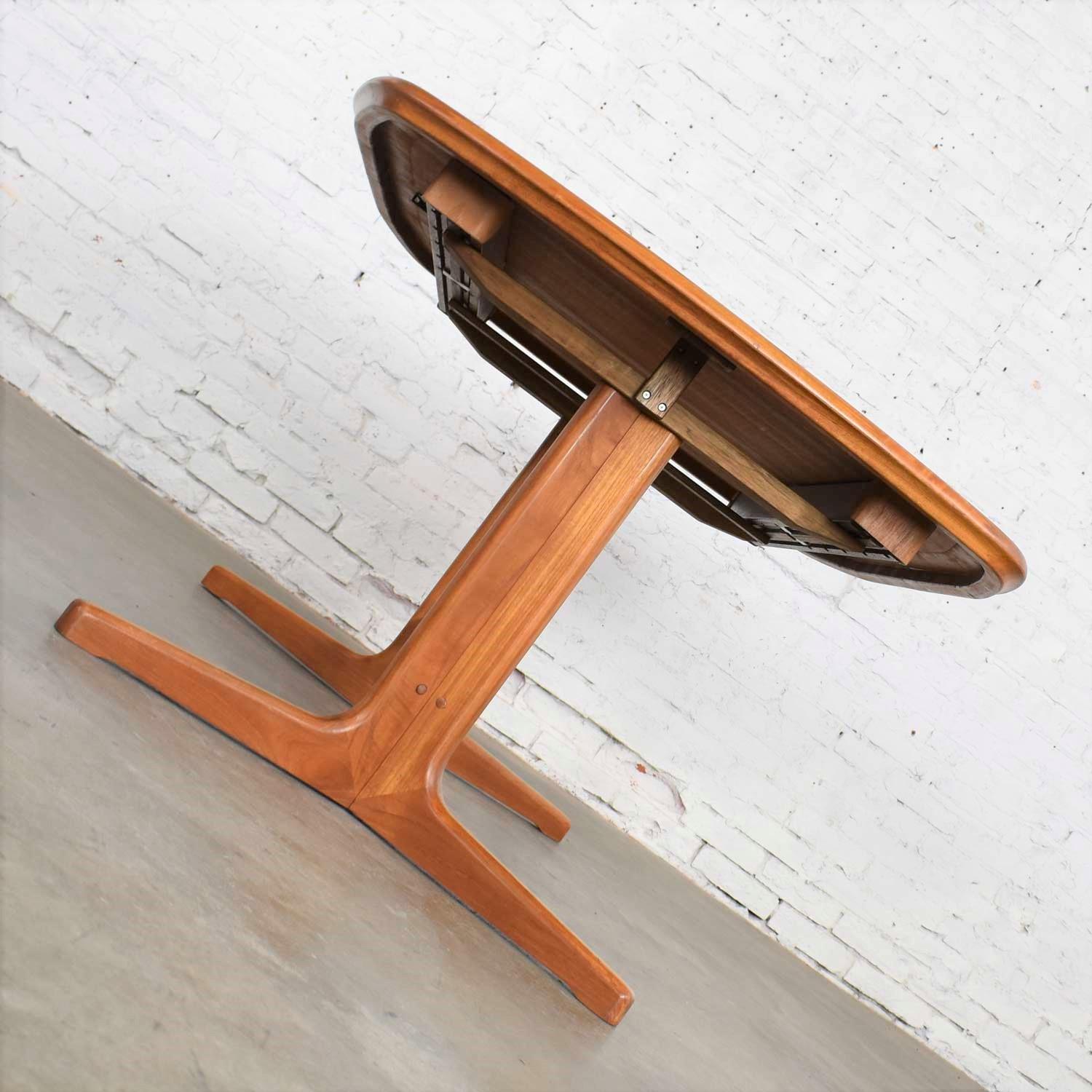 Scandinavian Modern Teak Oval Expanding Dining Table Attributed to Dyrlund 5