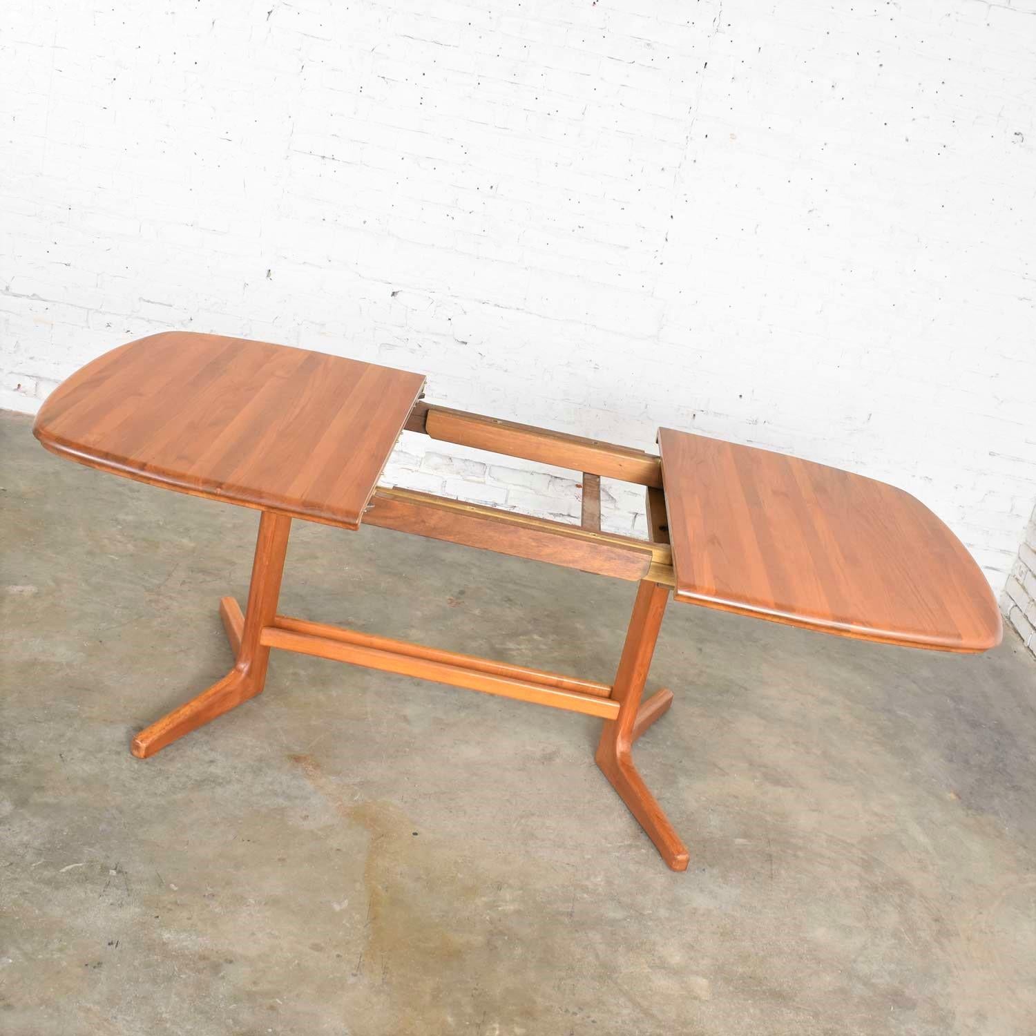 Scandinavian Modern Teak Oval Expanding Dining Table Attributed to Dyrlund 6