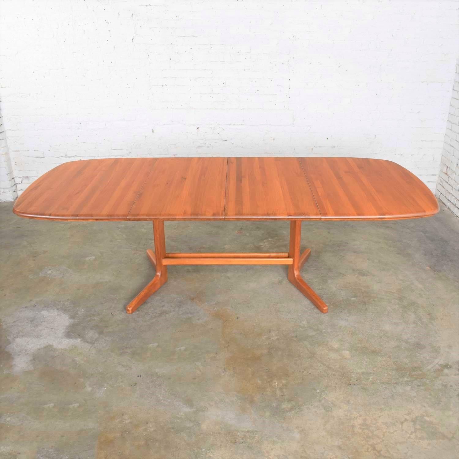 Scandinavian Modern Teak Oval Expanding Dining Table Attributed to Dyrlund In Good Condition In Topeka, KS