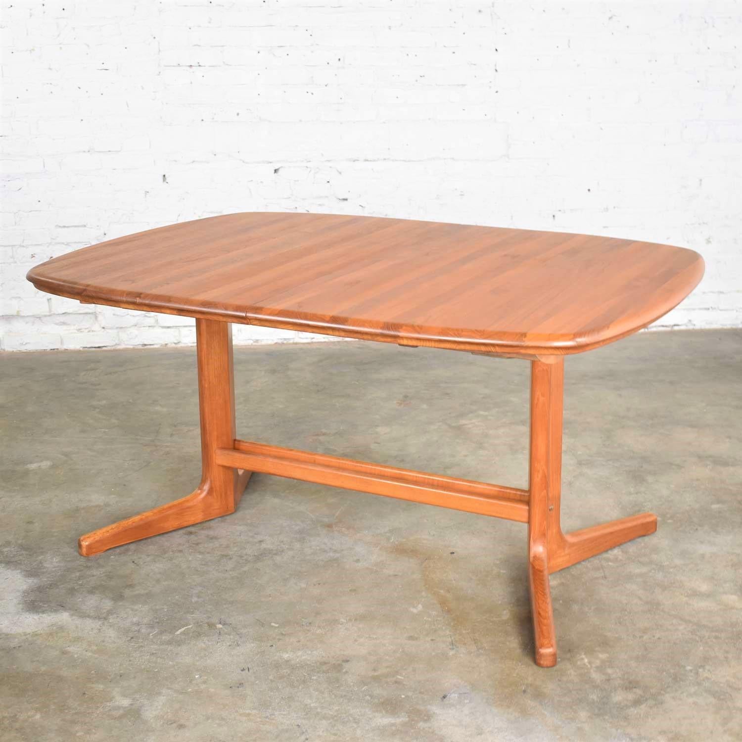 Scandinavian Modern Teak Oval Expanding Dining Table Attributed to Dyrlund 1