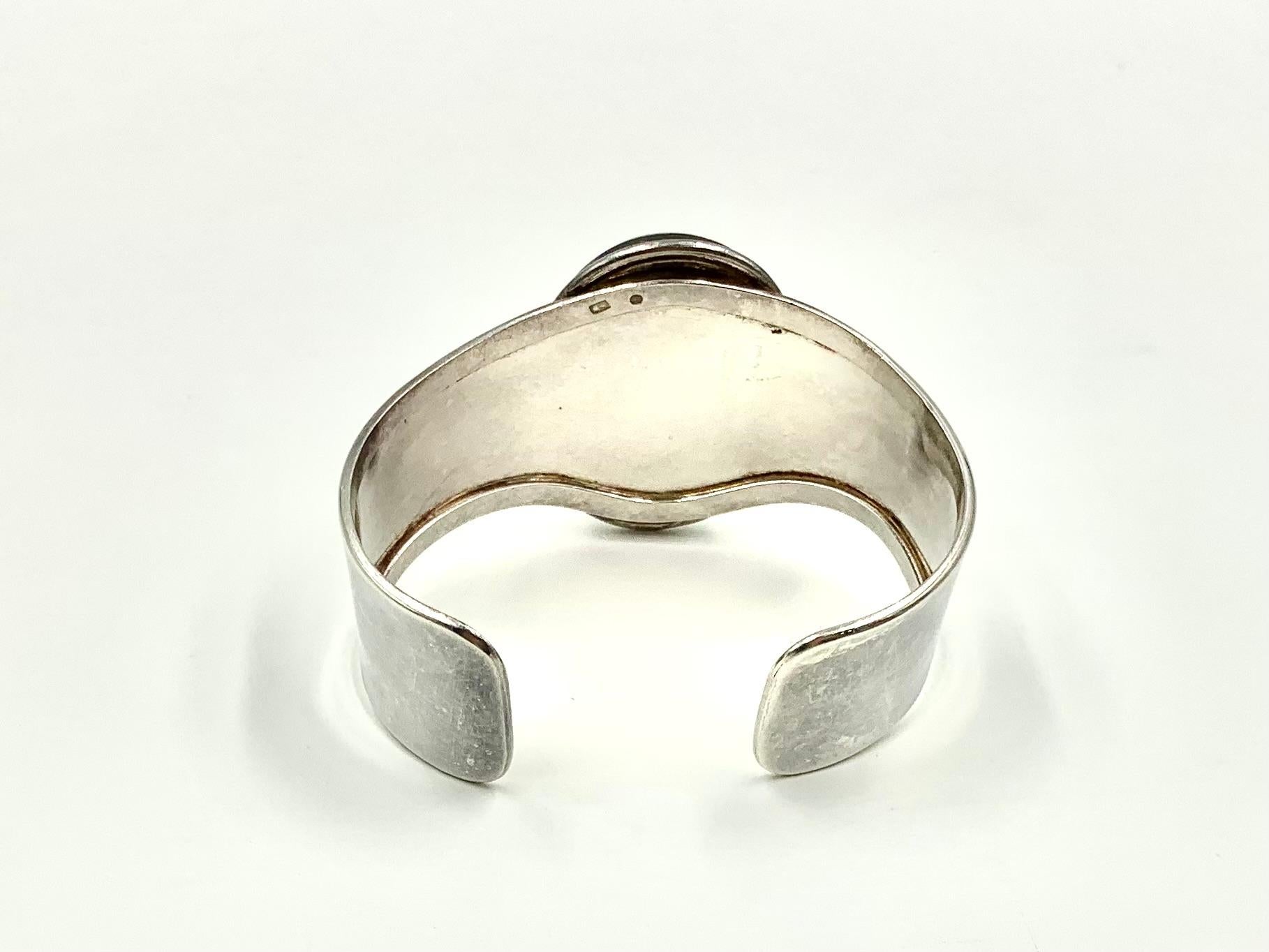 Femenino o masculino Brazalete escandinavo modernista vintage de ámbar natural y plata de ley en venta