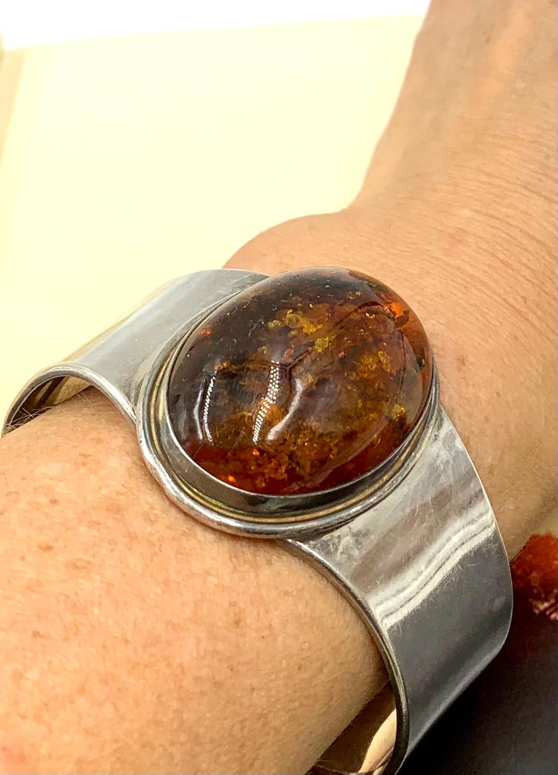 Brazalete escandinavo modernista vintage de ámbar natural y plata de ley en venta 3