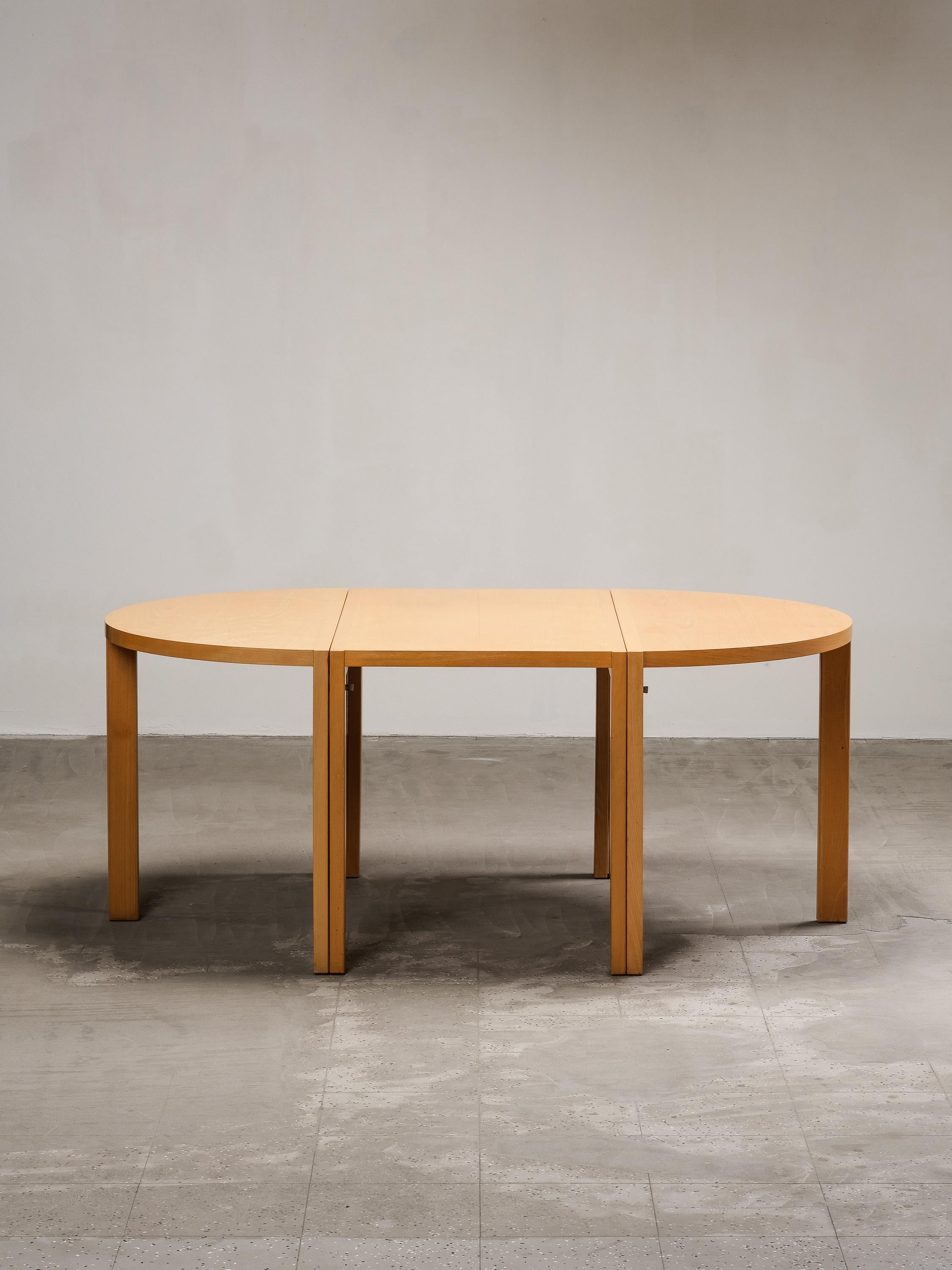 Une table de salle à manger scandinave polyvalente et magnifiquement fabriquée par un designer inconnu. Sa conception modulaire permet de changer de configuration sans effort, ce qui est idéal pour les dîners intimes comme pour les grands