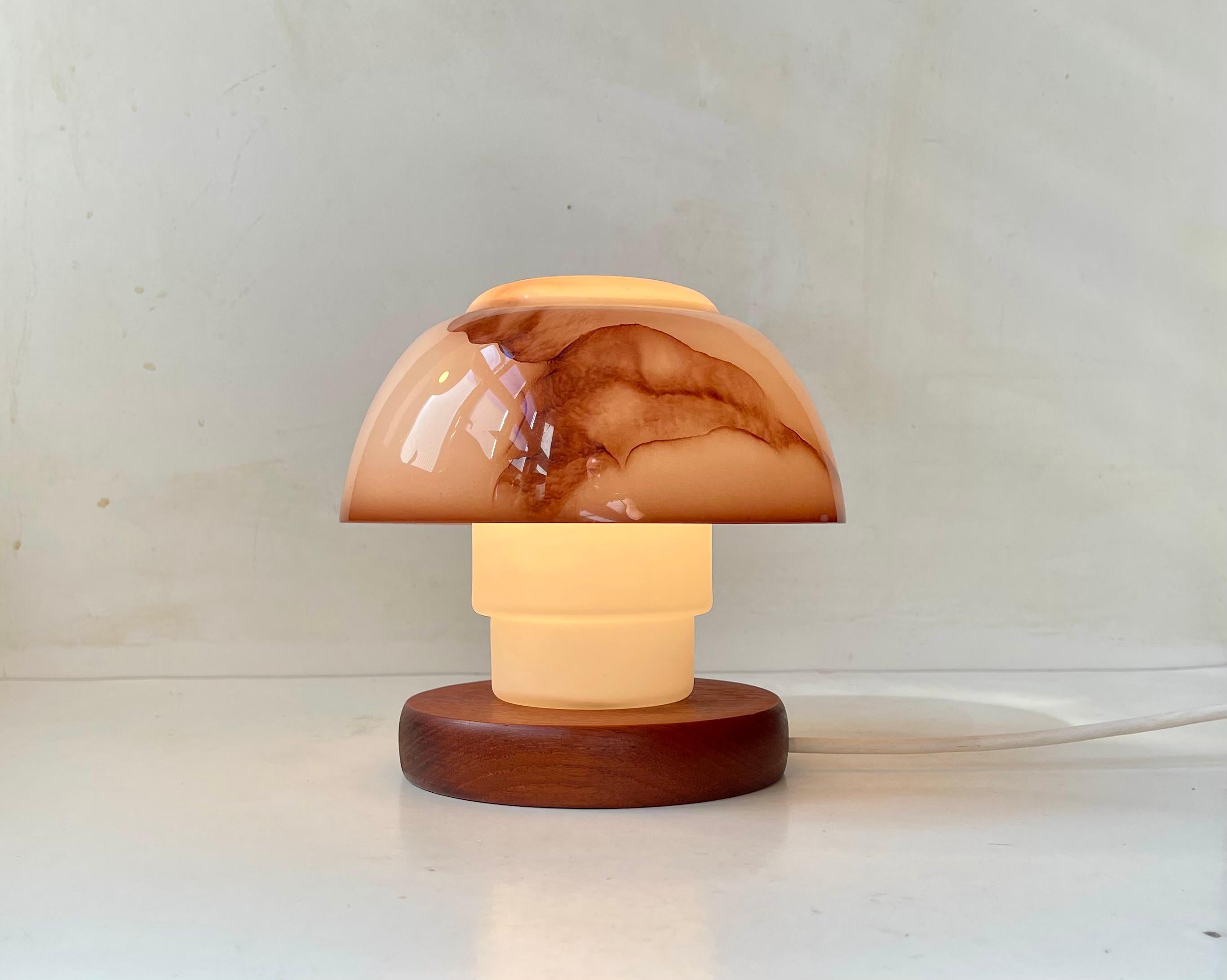 Vintage skandinavischen Pilz Tischlampe in Teak & farbigem Glas (Skandinavische Moderne) im Angebot