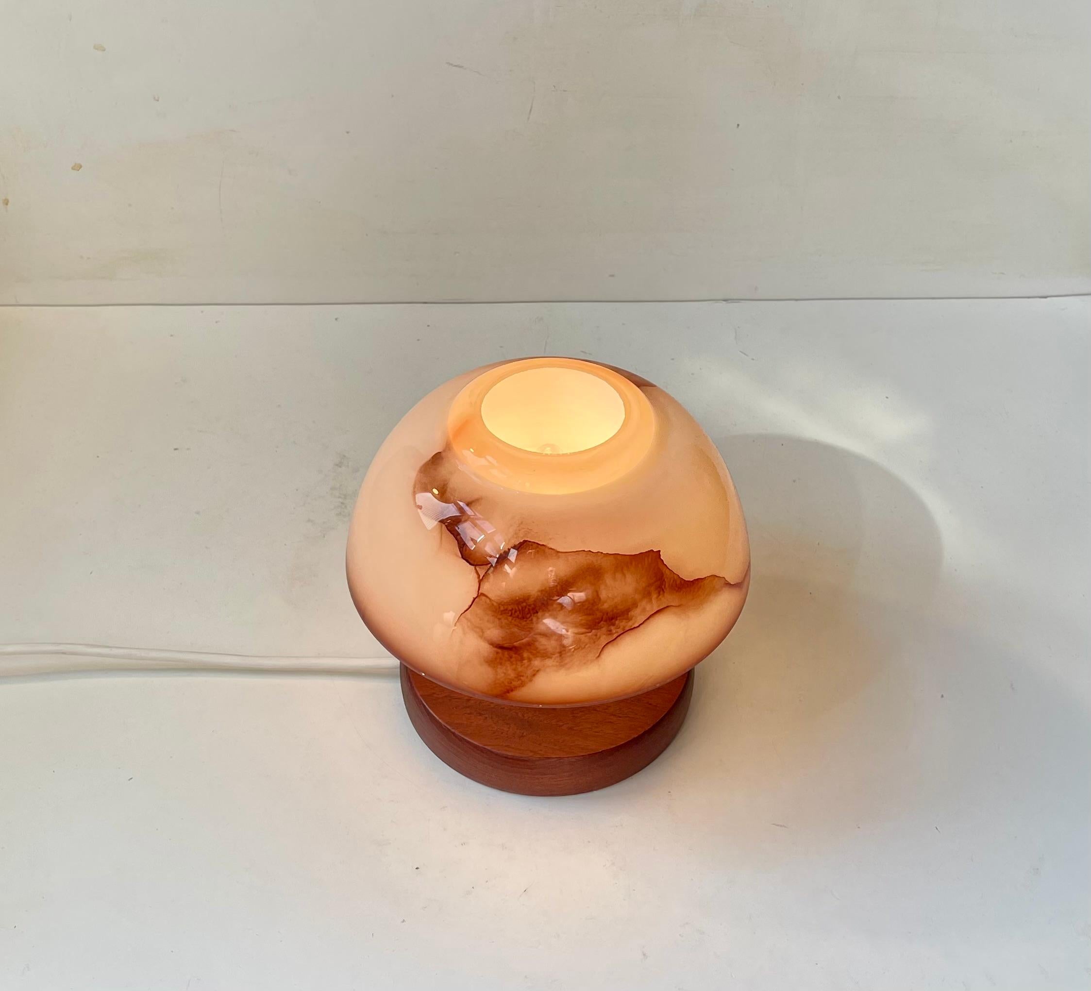 Vintage skandinavischen Pilz Tischlampe in Teak & farbigem Glas (Skandinavisch) im Angebot
