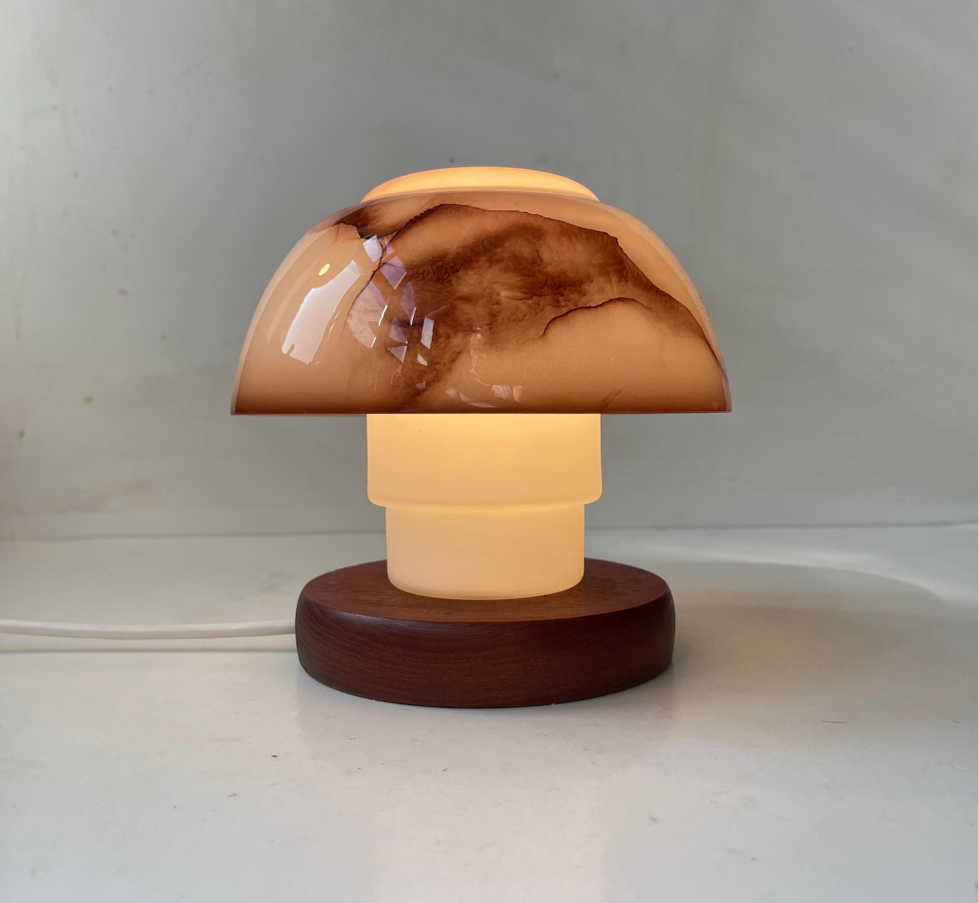 Vintage skandinavischen Pilz Tischlampe in Teak & farbigem Glas (Mitte des 20. Jahrhunderts) im Angebot