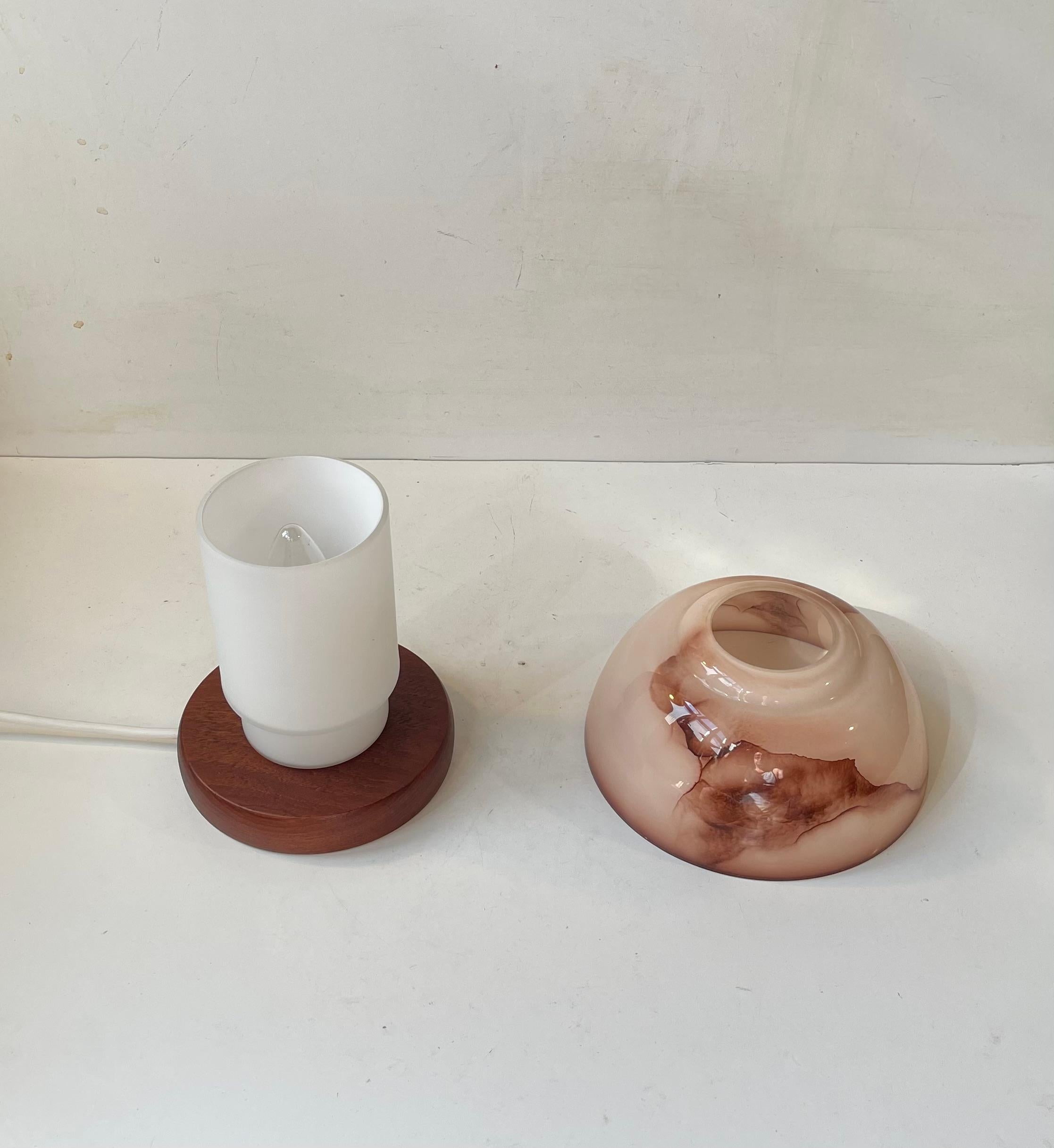 Vintage skandinavischen Pilz Tischlampe in Teak & farbigem Glas im Angebot 1