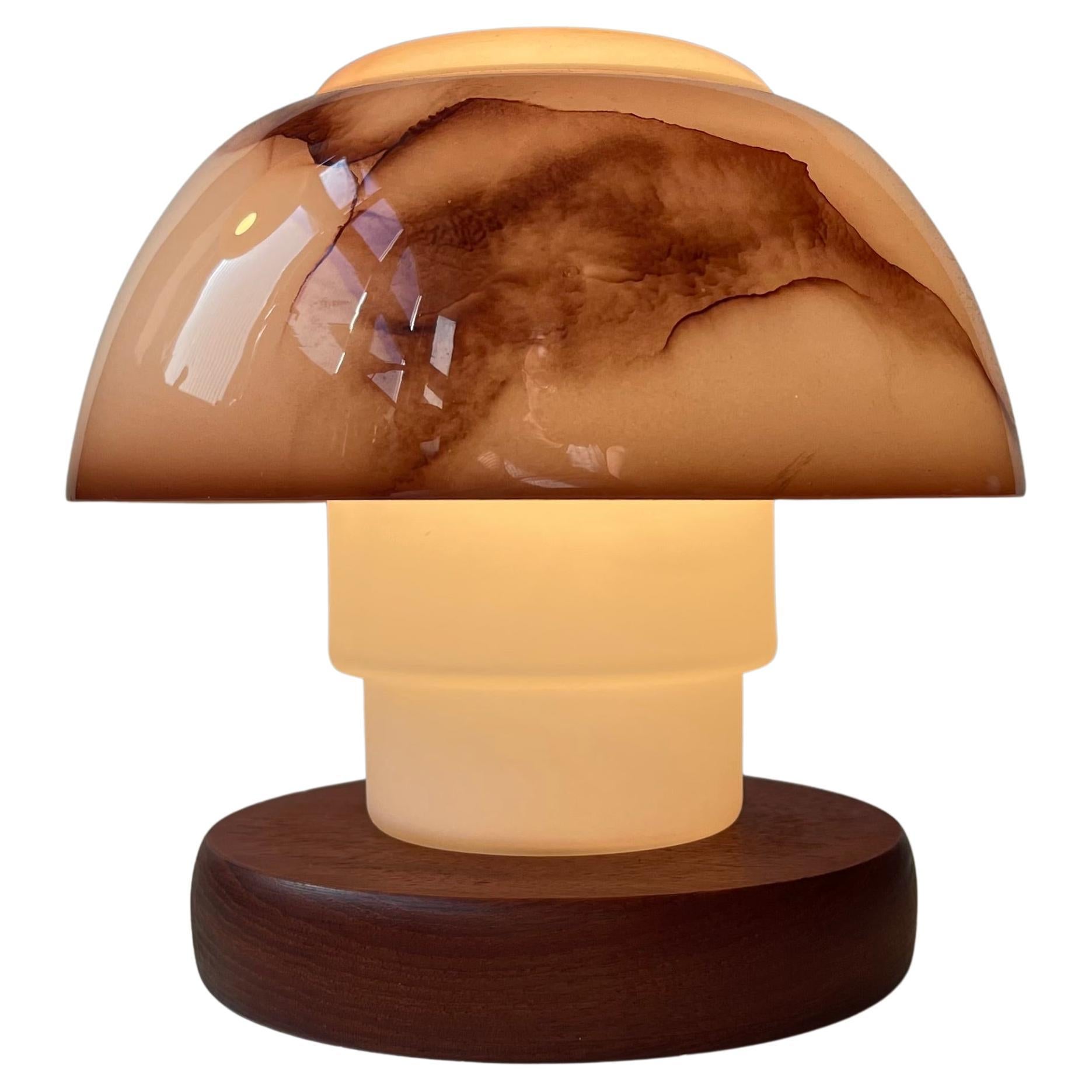 Vintage skandinavischen Pilz Tischlampe in Teak & farbigem Glas im Angebot
