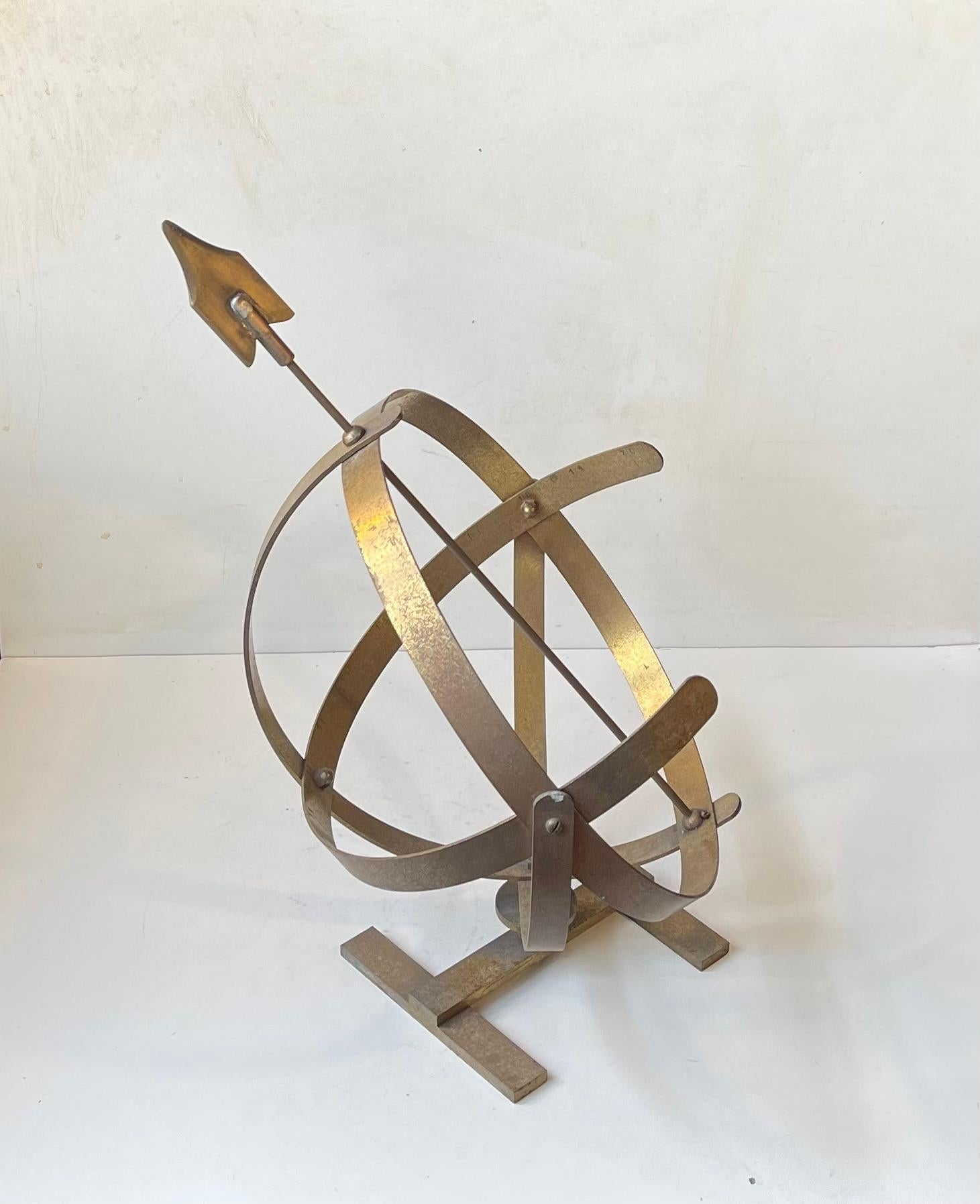 Un grand cadran solaire élégant pour l'intérieur ou l'extérieur, fabriqué en laiton massif. Il a été fabriqué sur commande pour une institution de Stockholm, en Suède, vers 1946-52. Dimensions : H : 48 cm, Diamètre : 31 cm (sphère), Base : 18/15 cm.
