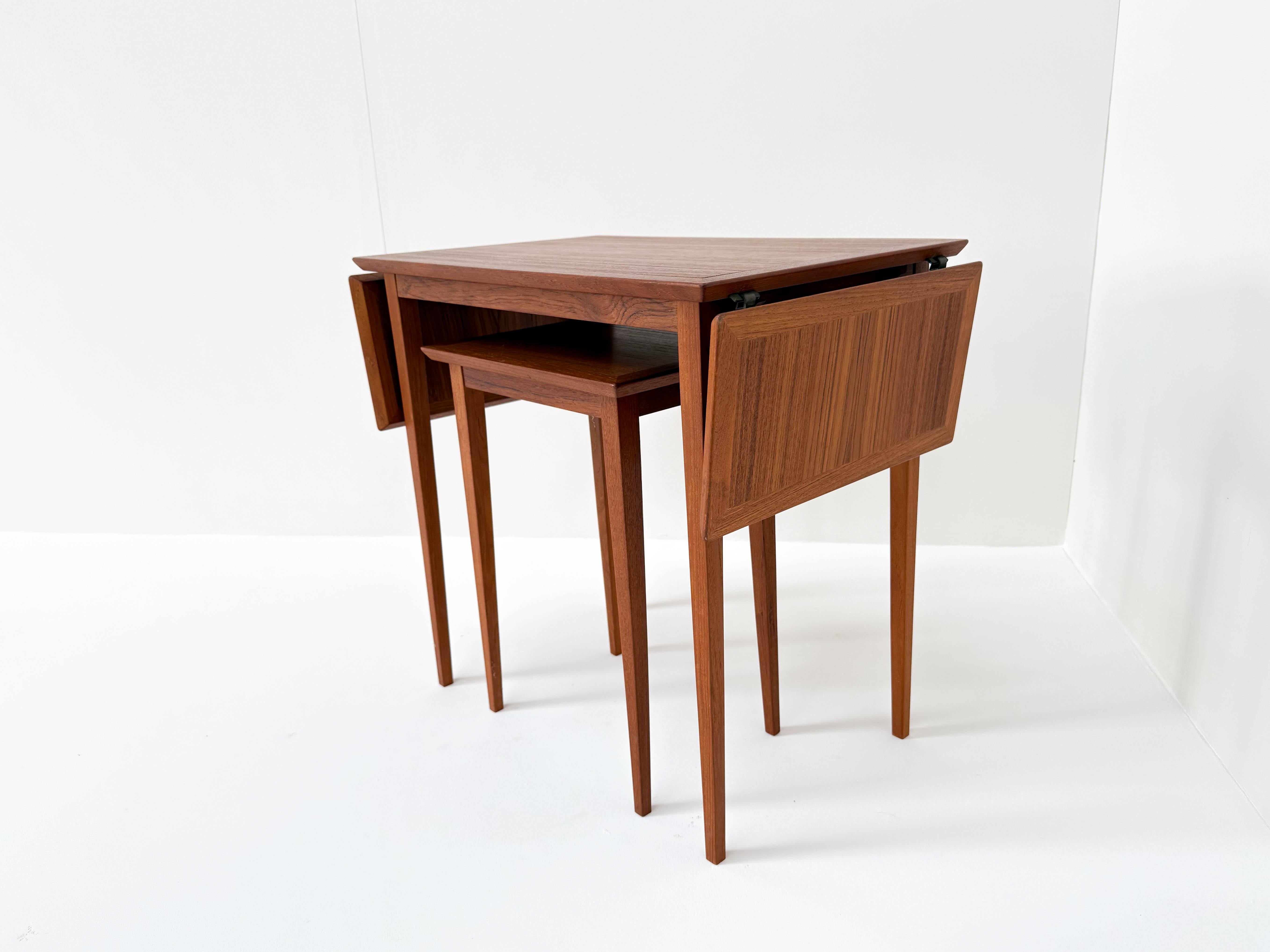 Vintage Scandinavian Nesting Table Set with Extendable Design, Denmark In Good Condition For Sale In BERKEL EN RODENRIJS, NL