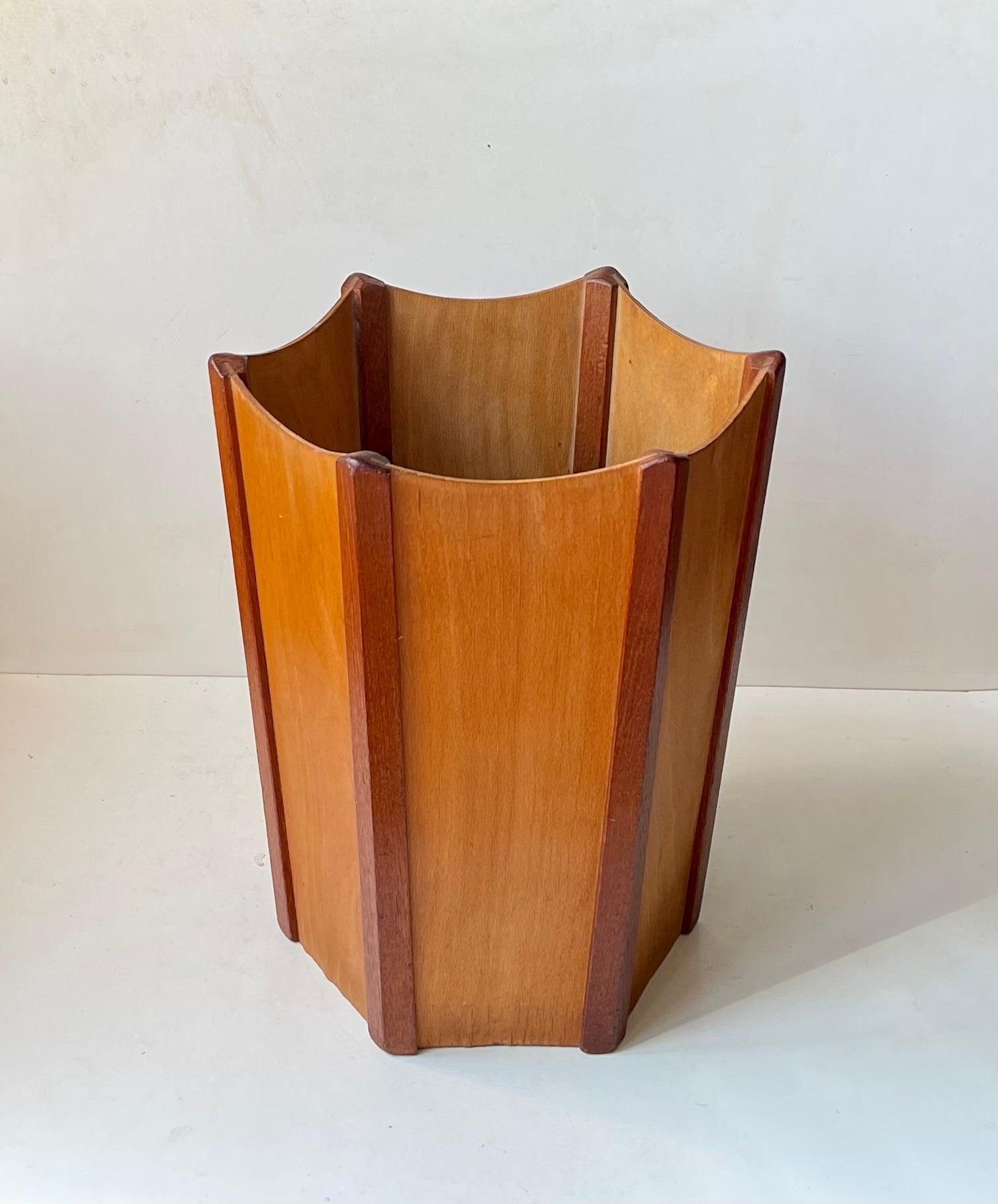 A wellmade hexagonal/crown shaped office waste basket in birch veneer and featuring solid teak frame. Unknown Scandinavian furniture maker circa 1970 in a style reminiscent of Servex - Marin Åberg. Measurements: H: 36 cm, W/D: 30/28 cm. Please read
