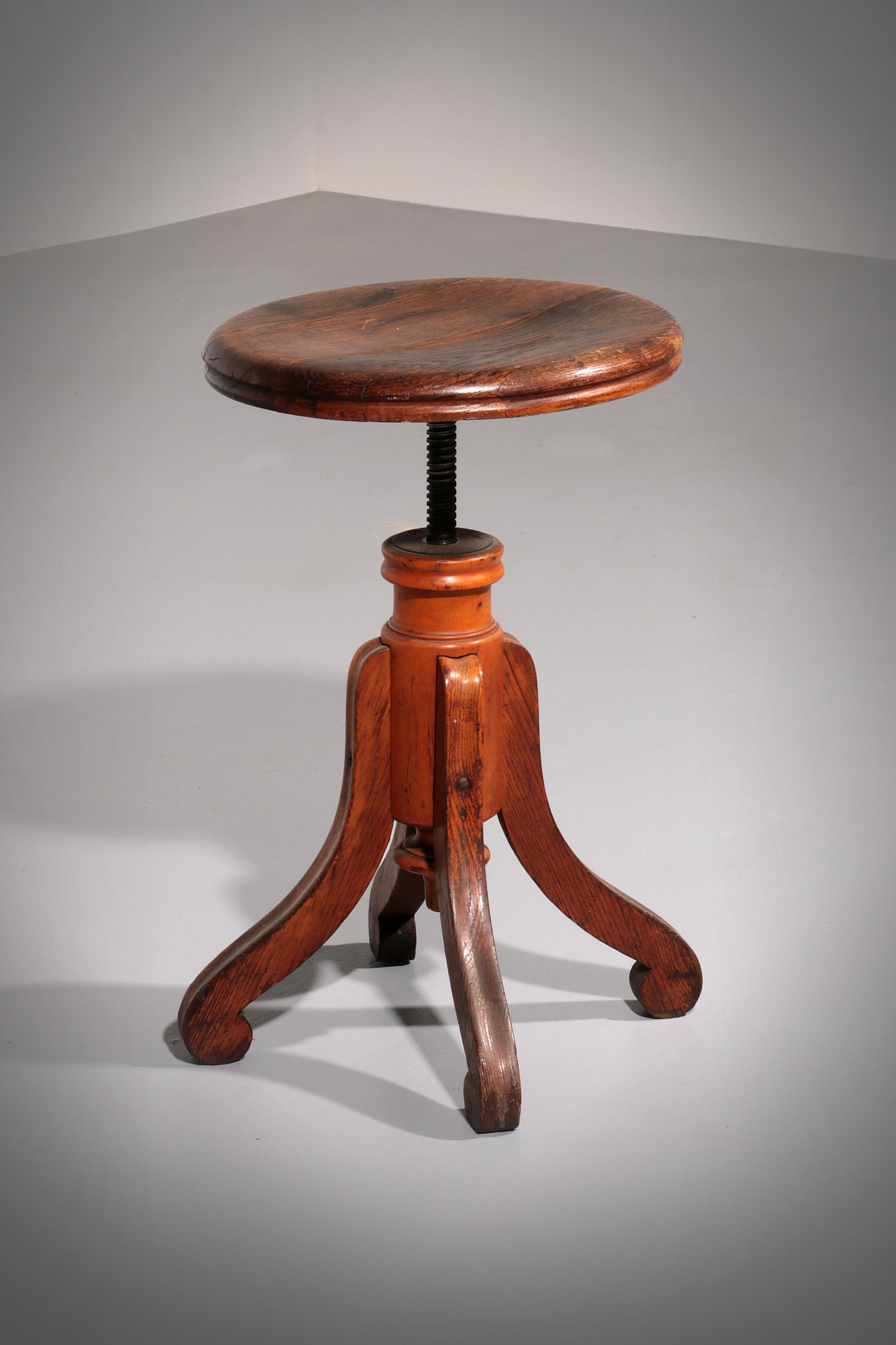 Questo bellissimo sgabello vintage risale al 1900 circa e proviene dalla Scandinavia. Realizzato in legno di faggio massiccio, mostra un'artigianalità senza tempo e un design minimalista. Lo sgabello ha un meccanismo regolabile in altezza e presenta