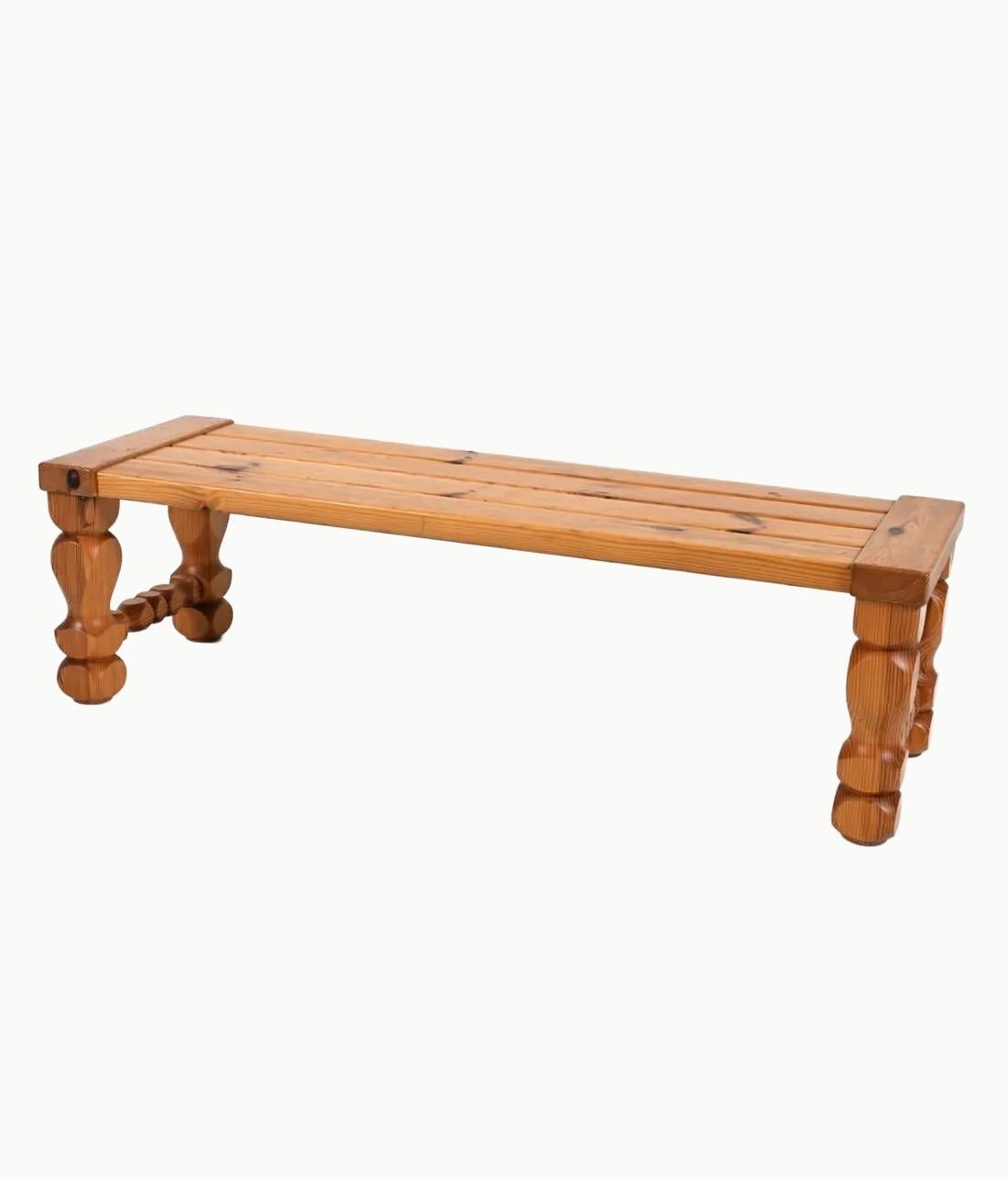 Una panca scultorea in pino vintage della fine del XX secolo, probabilmente di origine scandinava. Lo spesso piano a doghe si trova in cima a gambe tornite e a crociere splendidamente intagliate, che conferiscono al pezzo una presenza giocosa ma
