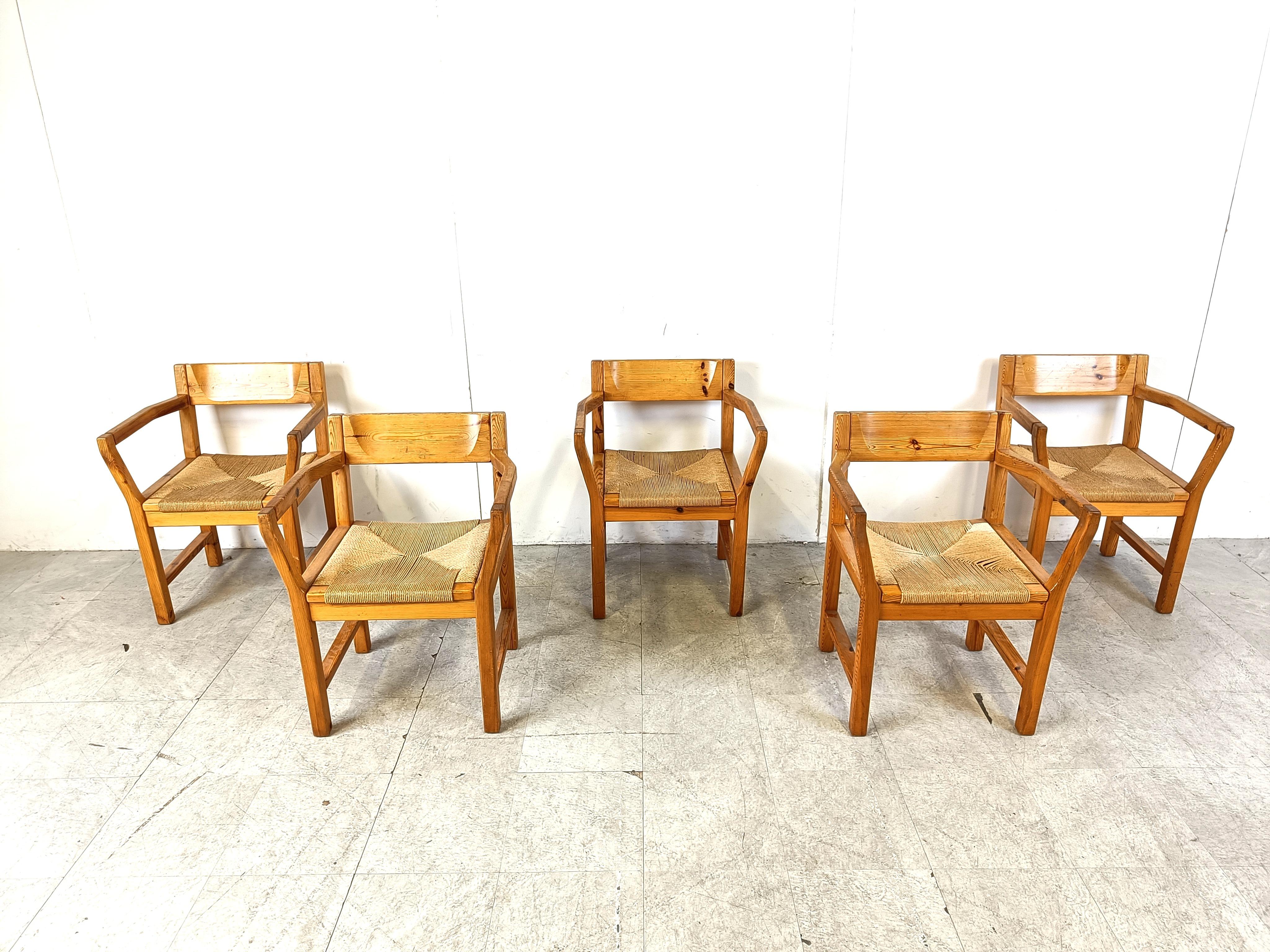 Chaises de salle à manger élégantes en bois de pin avec accoudoirs et sièges en corde de papier par GM mobler.

Ces chaises robustes ont un design simple mais attrayant.

Années 1960 - Danemark

Bon état

Dimensions :
Hauteur : 74 cm
Largeur : 57
