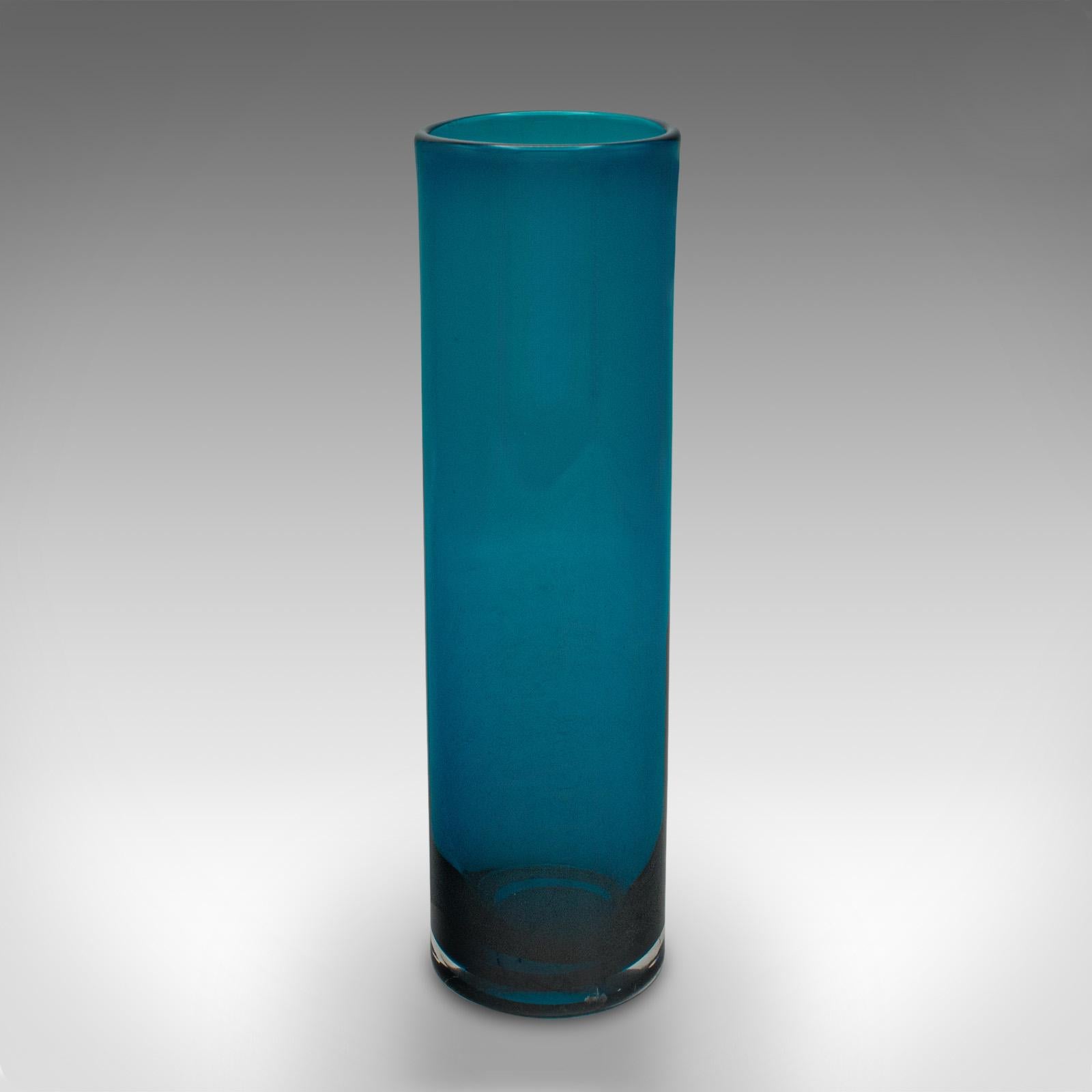 
Il s'agit d'un vase à poser scandinave vintage. Un manchon à fleurs suédois en verre d'art, datant du milieu du 20e siècle, vers 1960.

Une couleur captivante pour cet élégant exemple scandinave.
Présente une patine d'usage désirable et est en bon