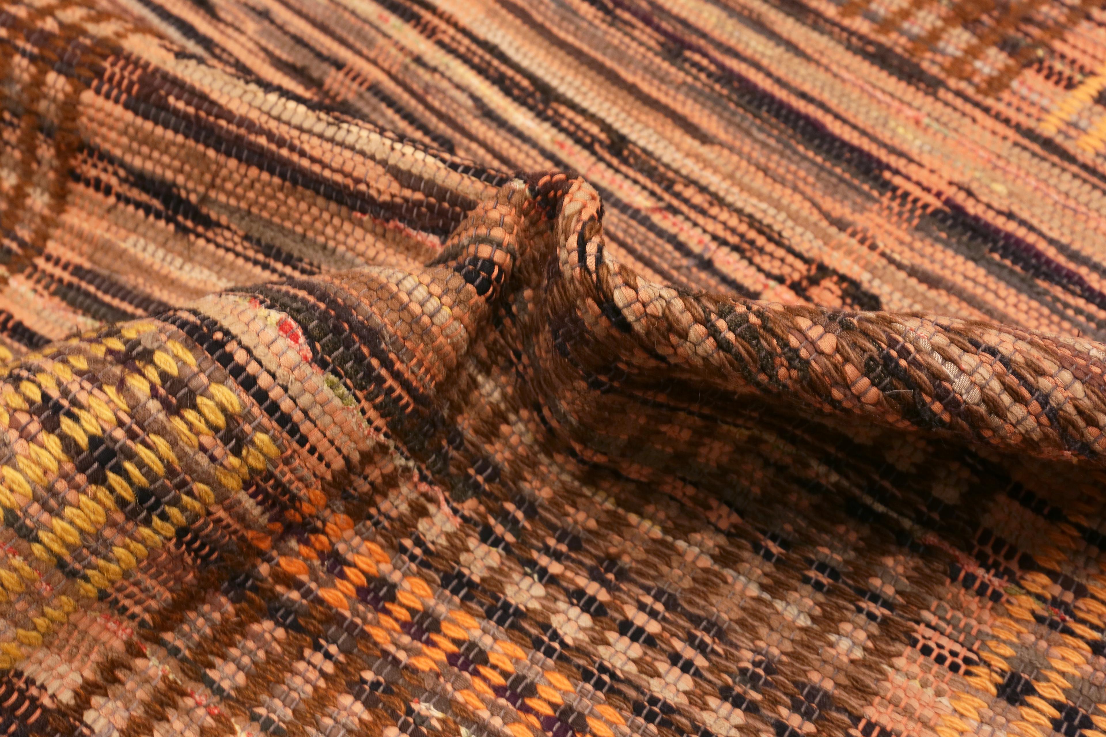 Tappeto di pezza scandinavo vintage di Eva-Lisa Nordin. 5 ft 7 in x 11 ft 3 in In condizioni buone in vendita a New York, NY