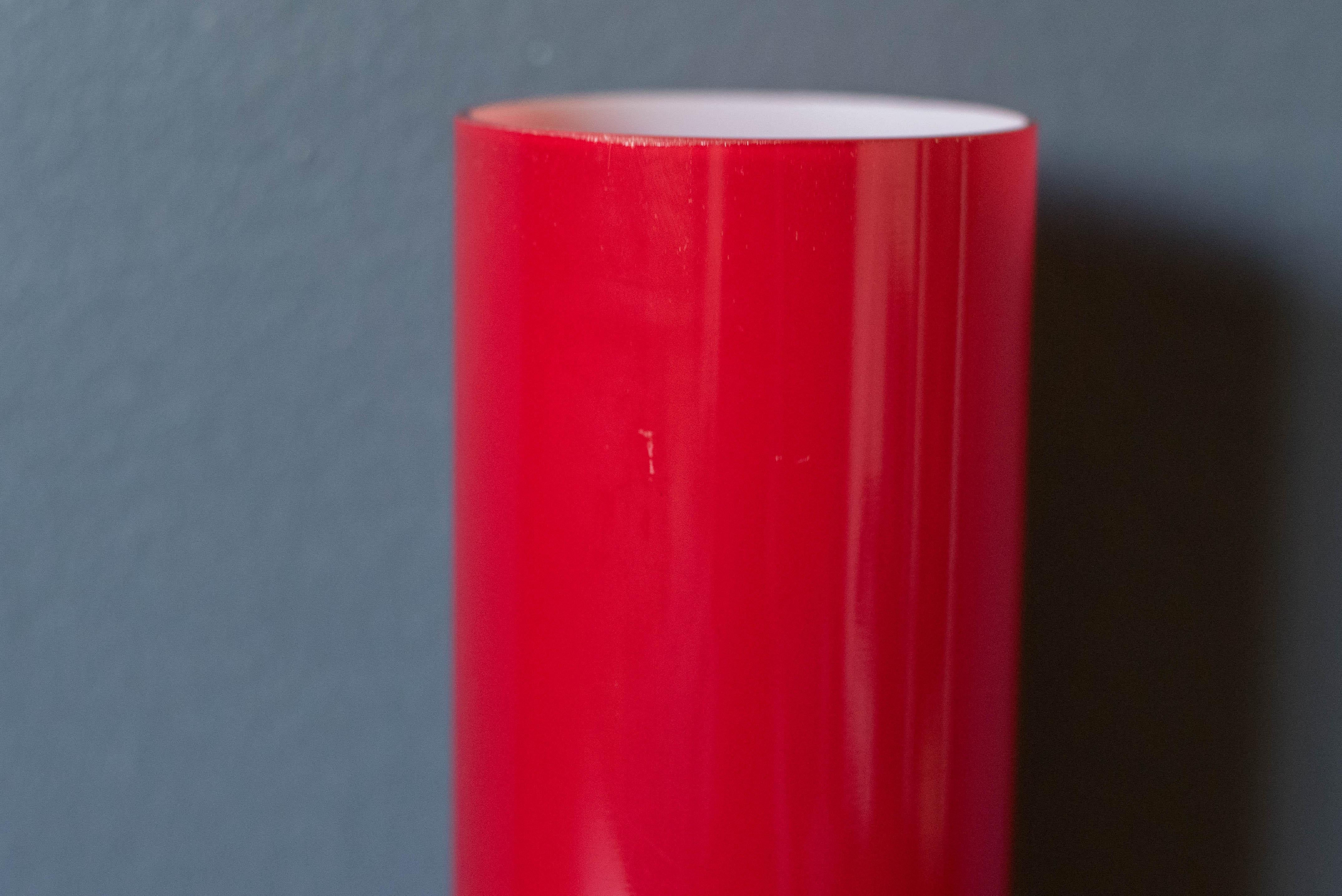 Lampe de bureau scandinave vintage à cylindre en teck et verre rouge en vente 3