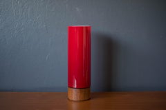 Lampada da tavolo scandinava vintage a cilindro in teak e vetro rosso