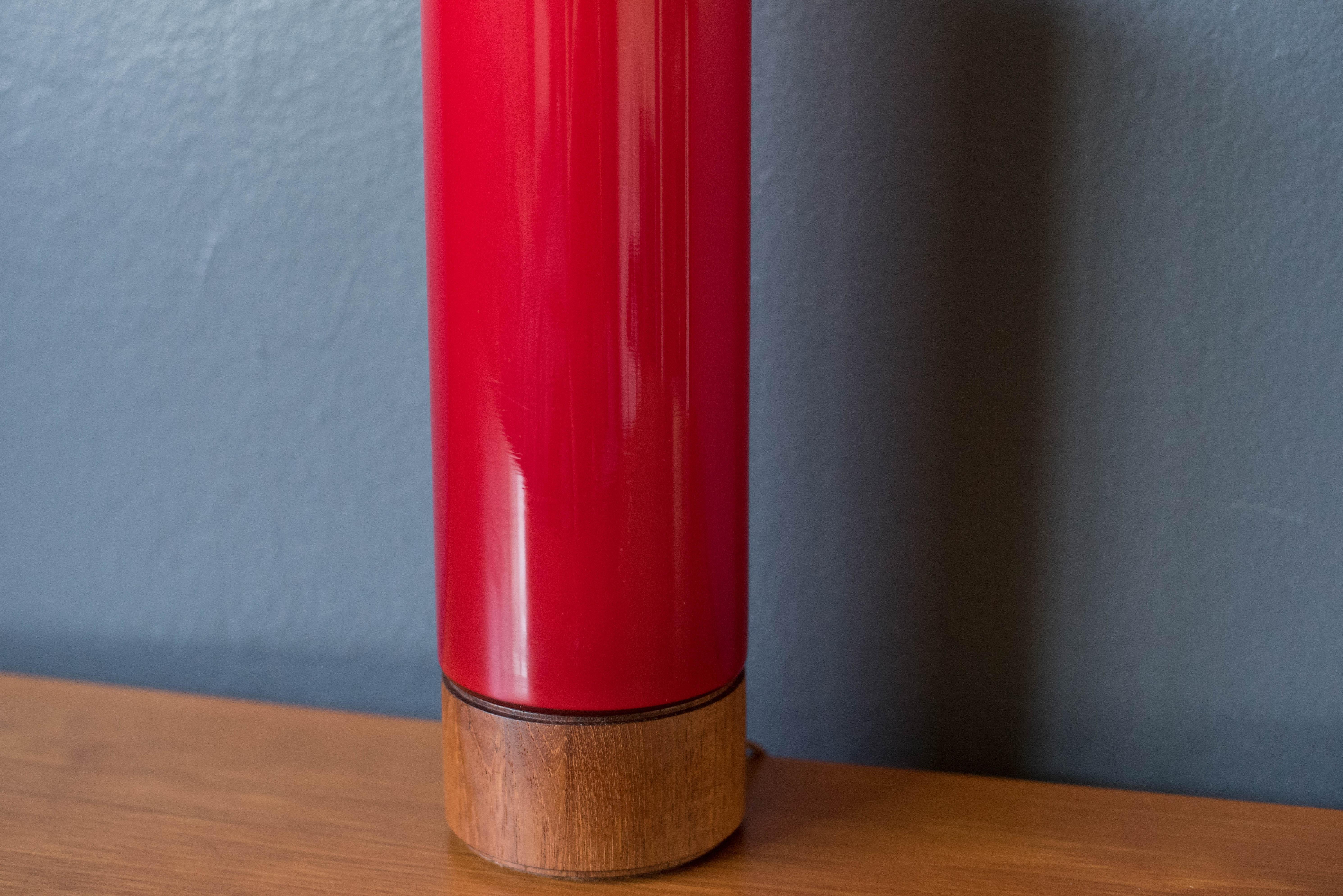 Européen Lampe de bureau scandinave vintage à cylindre en teck et verre rouge en vente