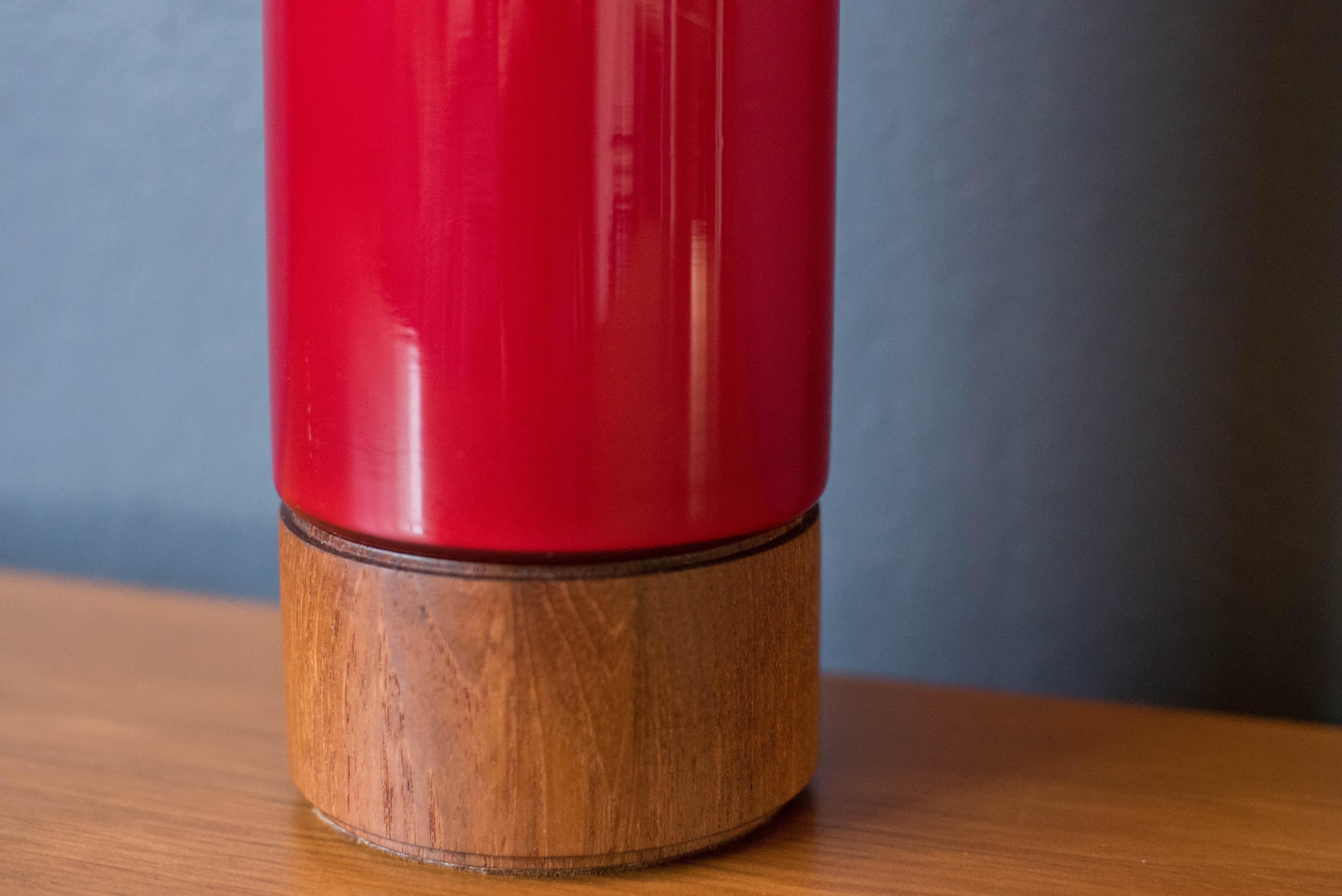 Lampe de bureau scandinave vintage à cylindre en teck et verre rouge Bon état - En vente à San Jose, CA