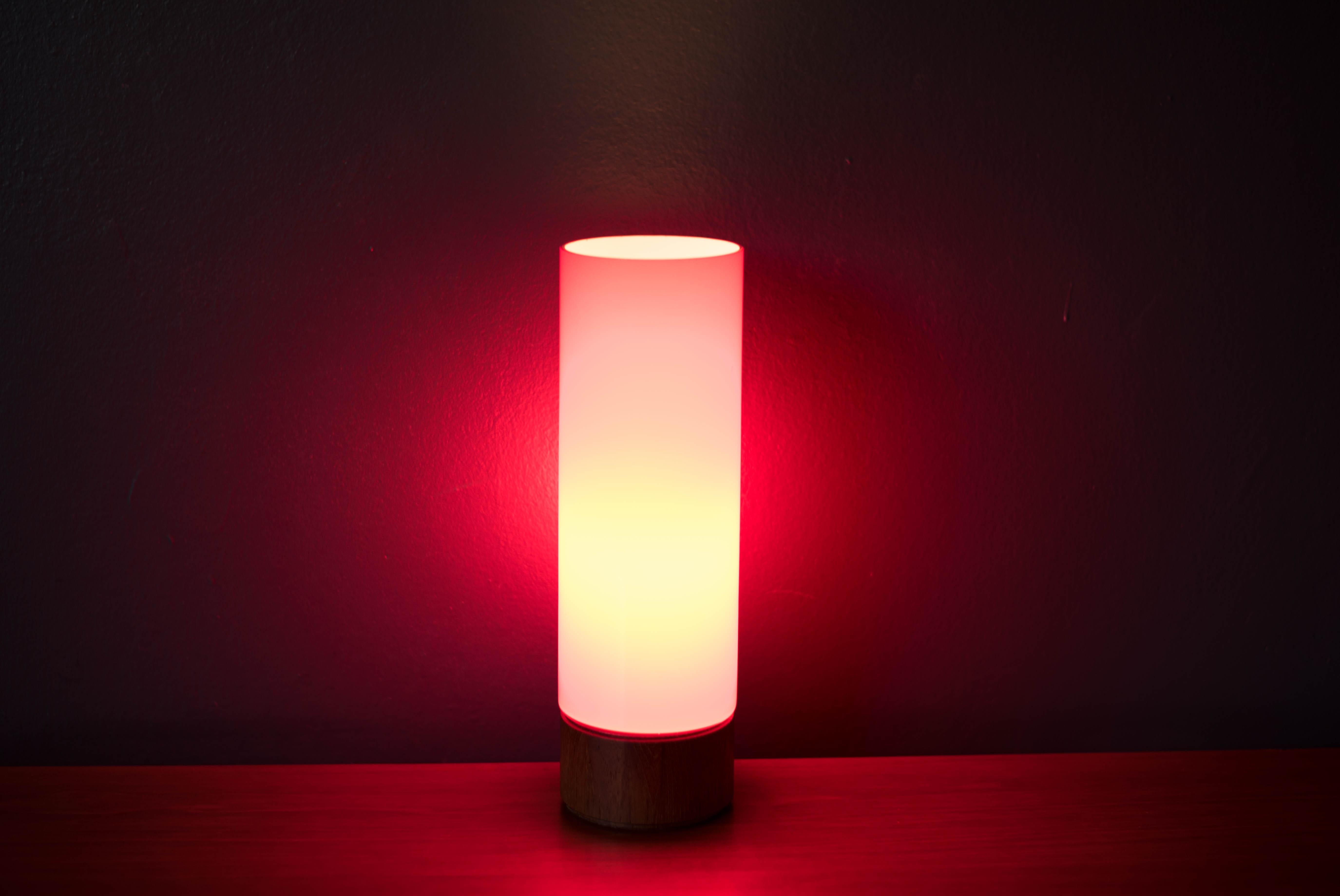 Milieu du XXe siècle Lampe de bureau scandinave vintage à cylindre en teck et verre rouge en vente