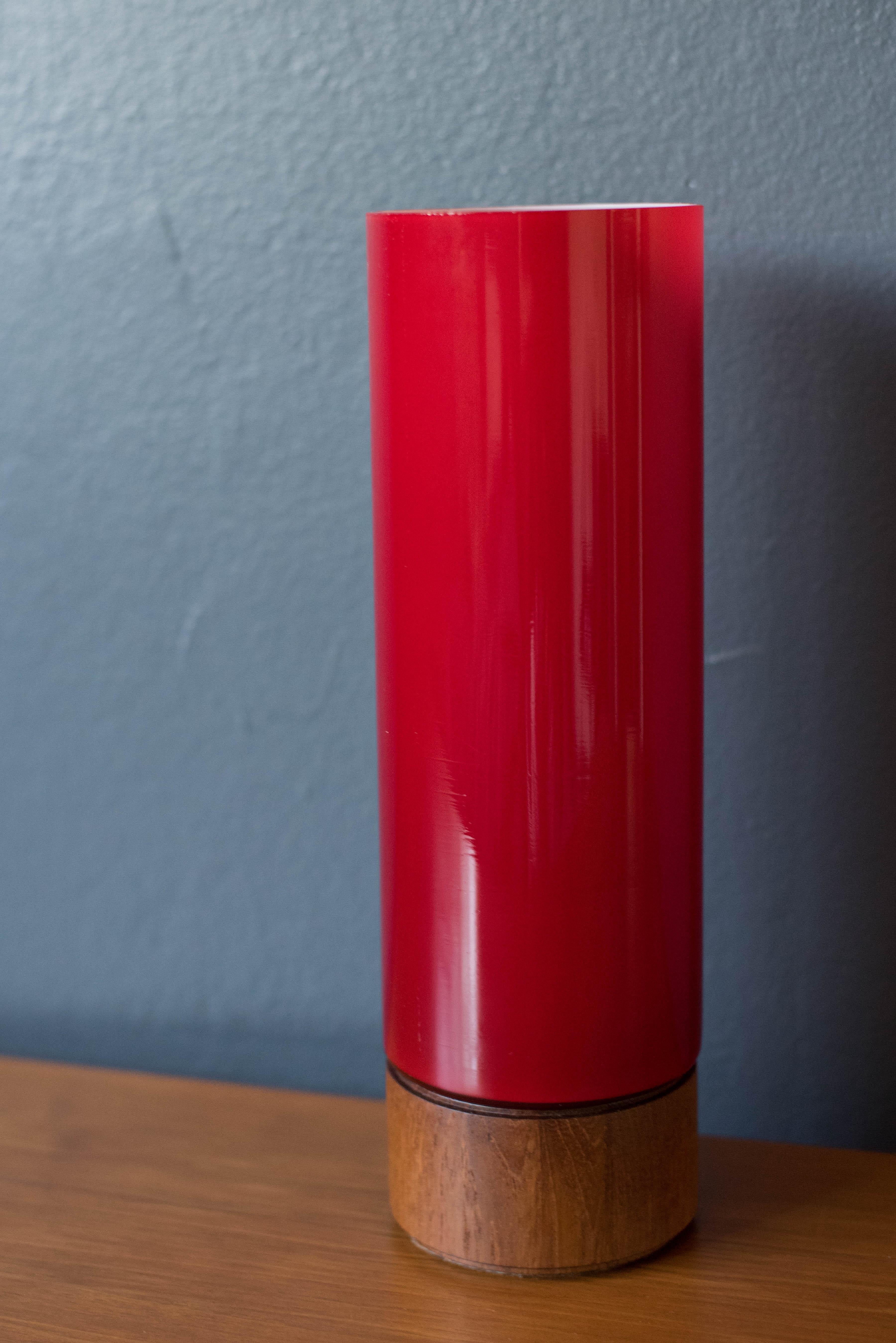 Verre Lampe de bureau scandinave vintage à cylindre en teck et verre rouge en vente