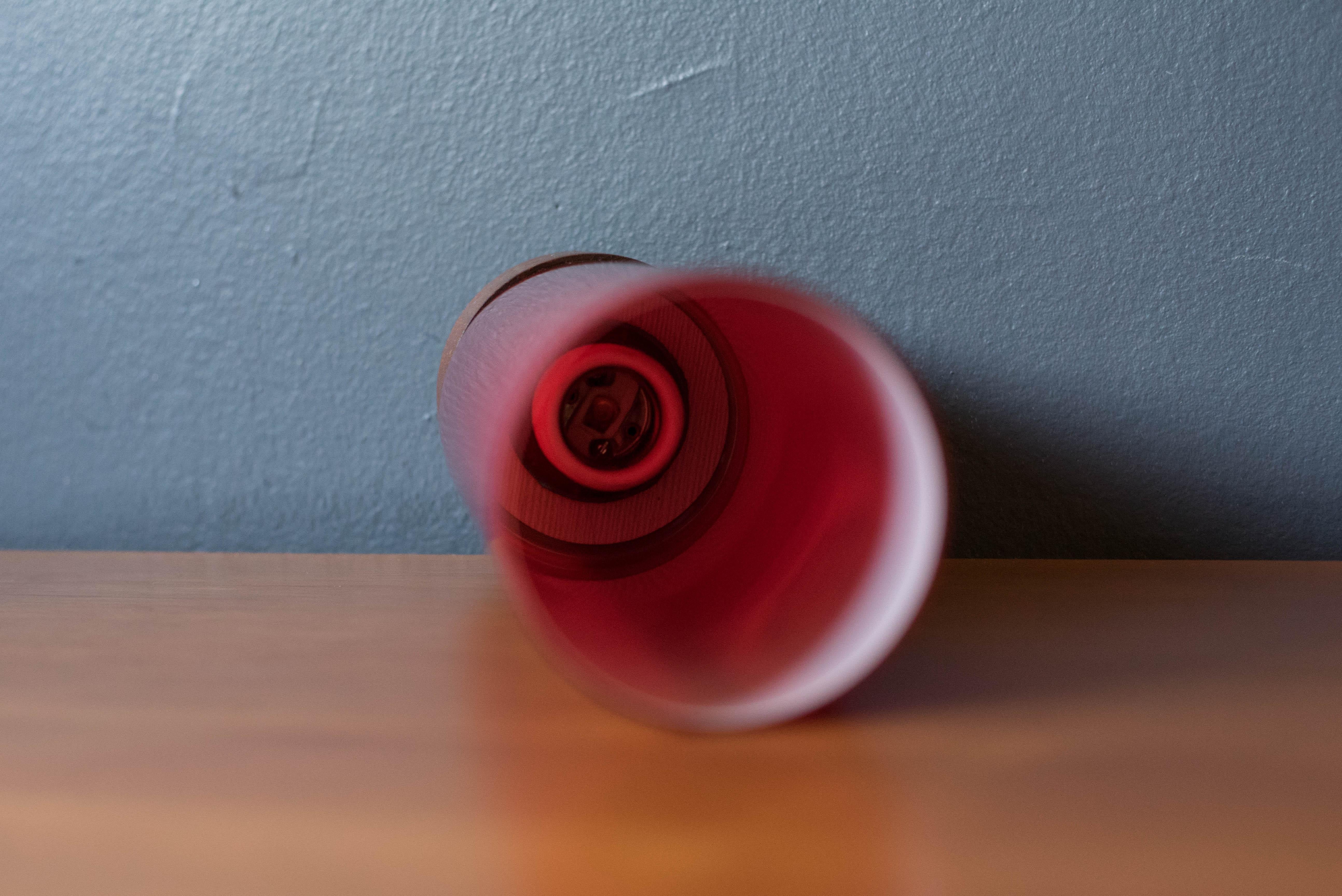 Lampe de bureau scandinave vintage à cylindre en teck et verre rouge en vente 1