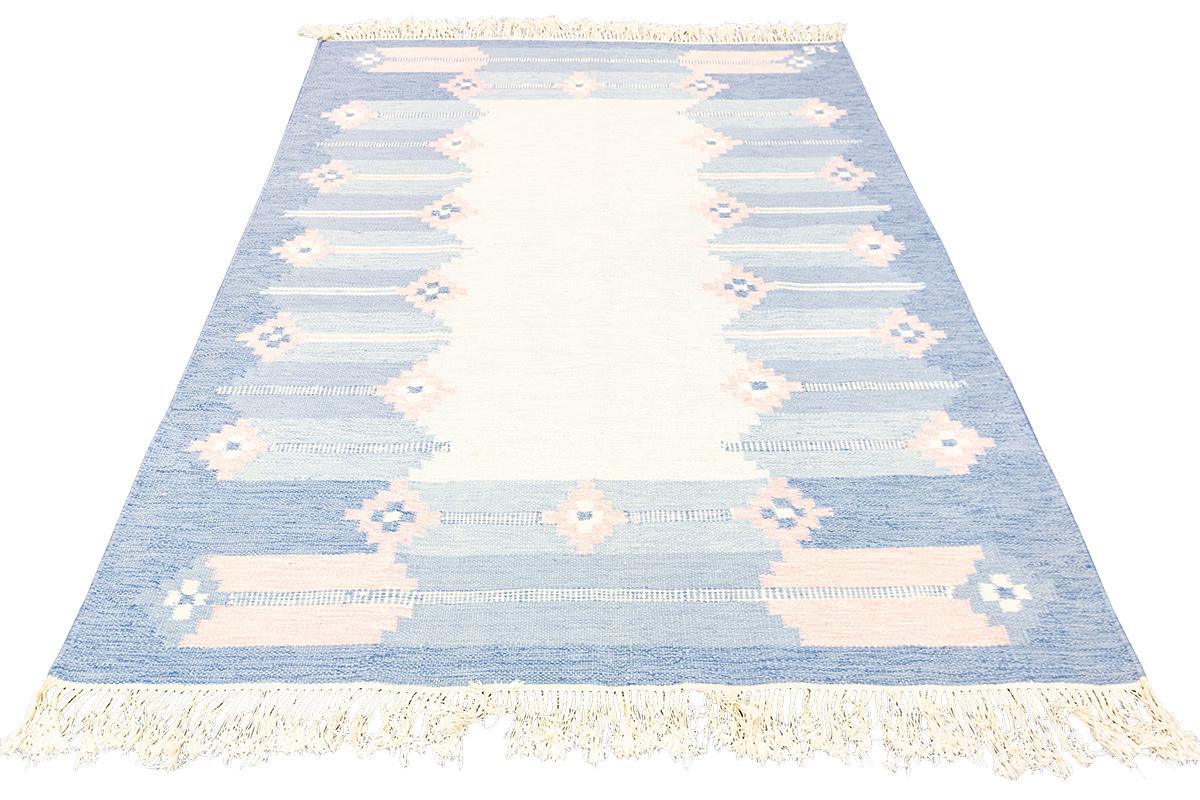 Immerse yourself in a beauty of traditional Swedish style! Our Vintage Scandinavian Rollakan rug will add a special touch to any room.
The abstract design features a soft, muted color palette that creates an inviting atmosphere perfect for