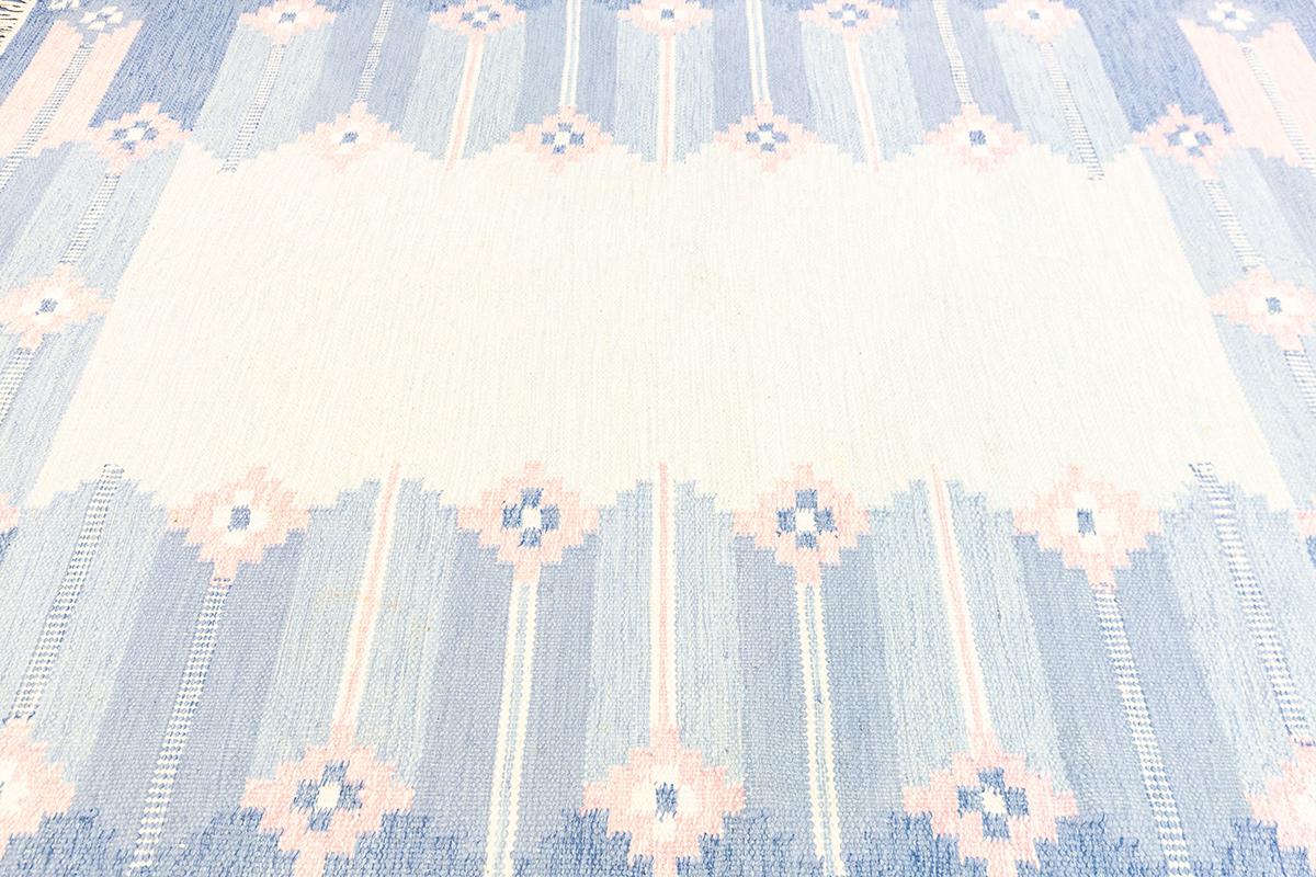 Scandinavian Rug Rollakan Soft Muted Color Palette In Good Condition For Sale In Ferrara, IT