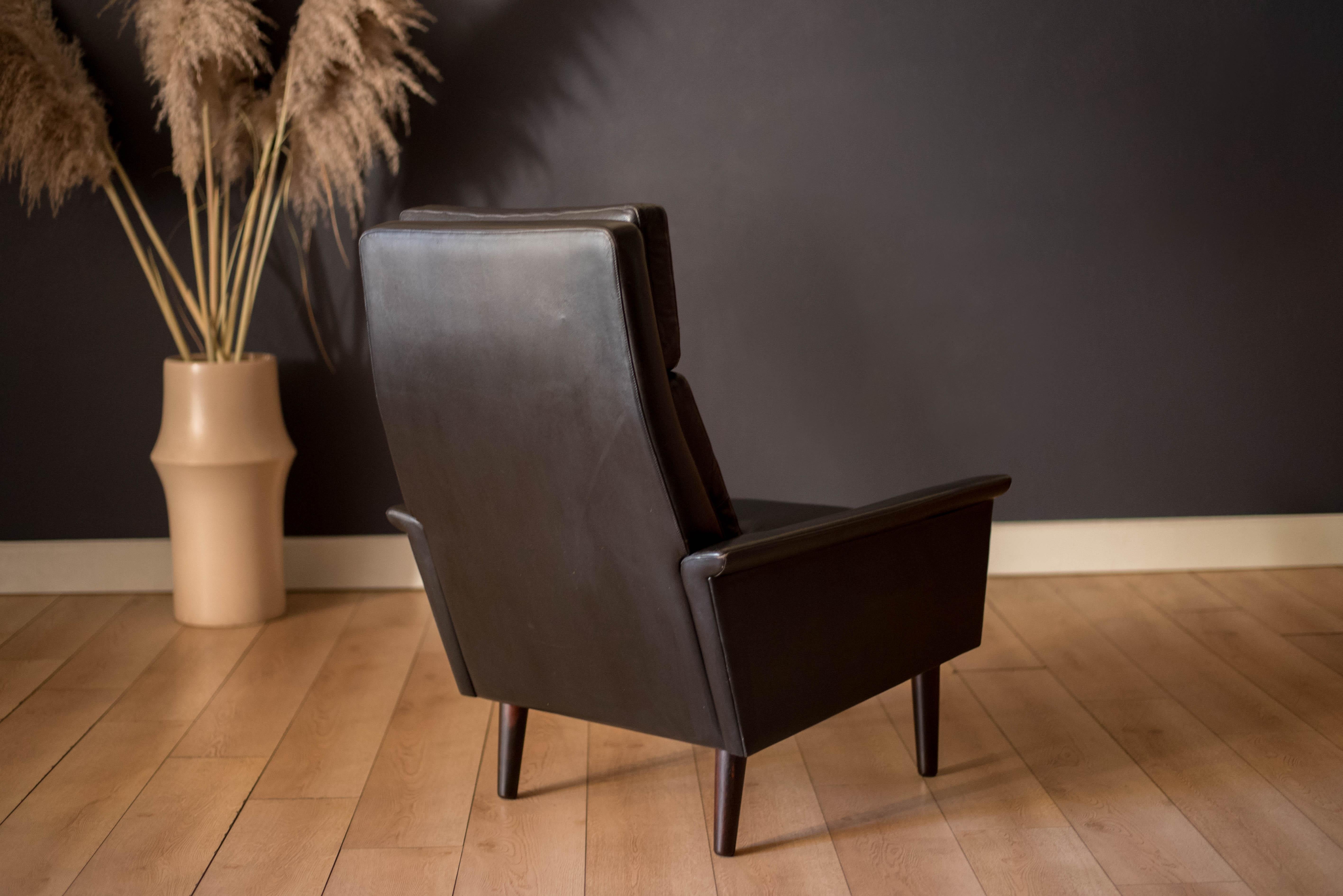Vieux fauteuil de salon scandinave en bois de rose et cuir noir  haut dossier en vente 4