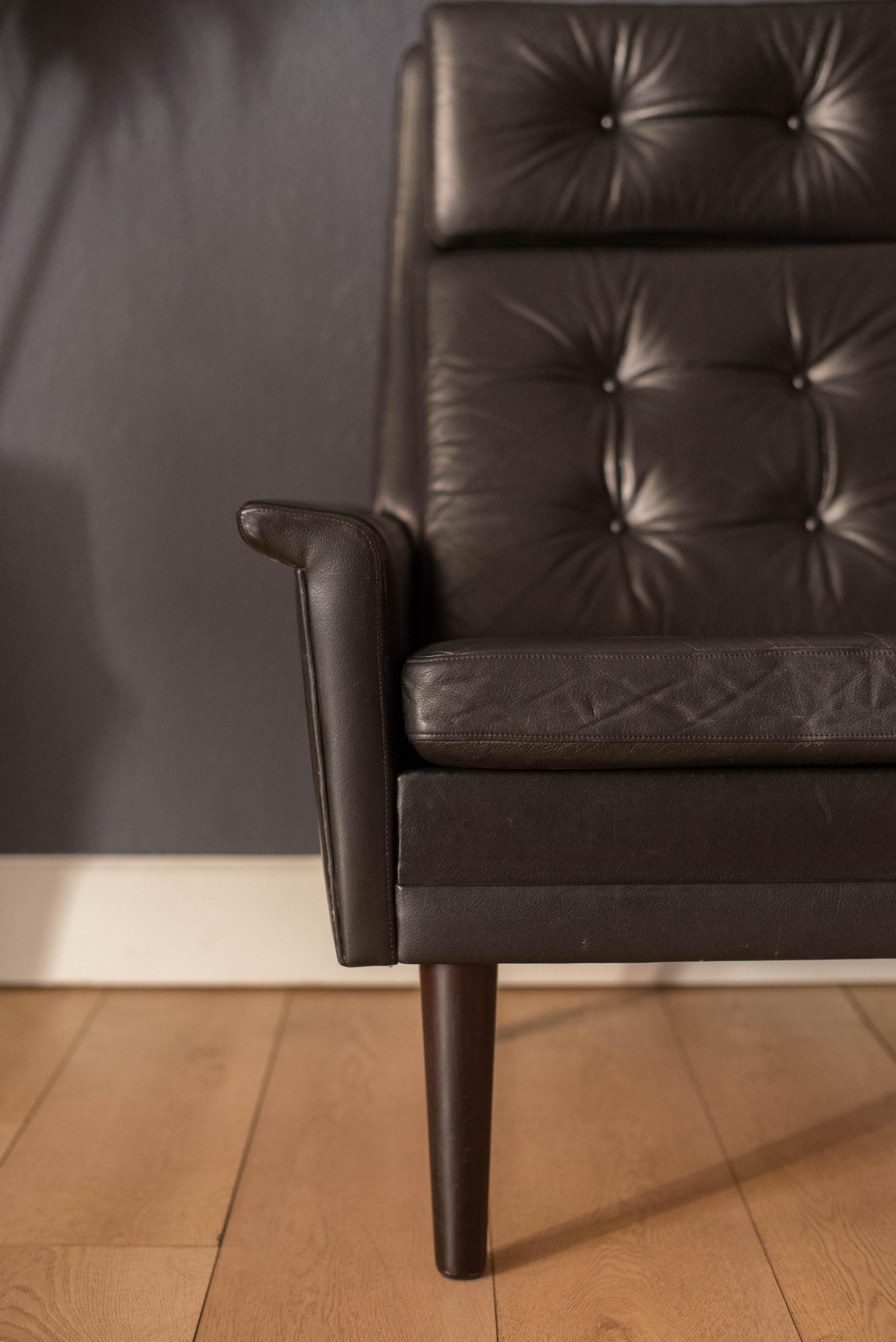 Vieux fauteuil de salon scandinave en bois de rose et cuir noir  haut dossier en vente 7