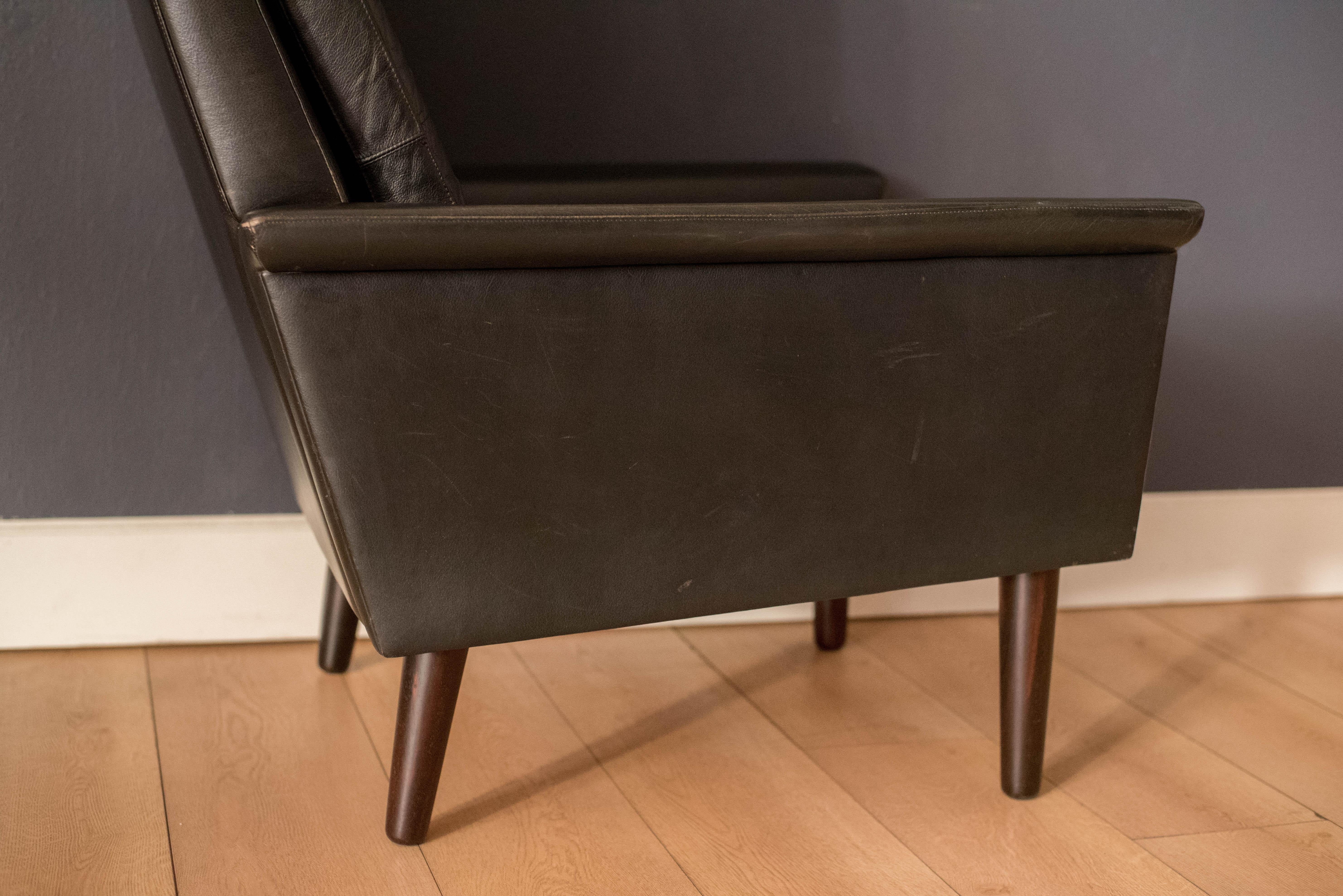 Vieux fauteuil de salon scandinave en bois de rose et cuir noir  haut dossier en vente 9