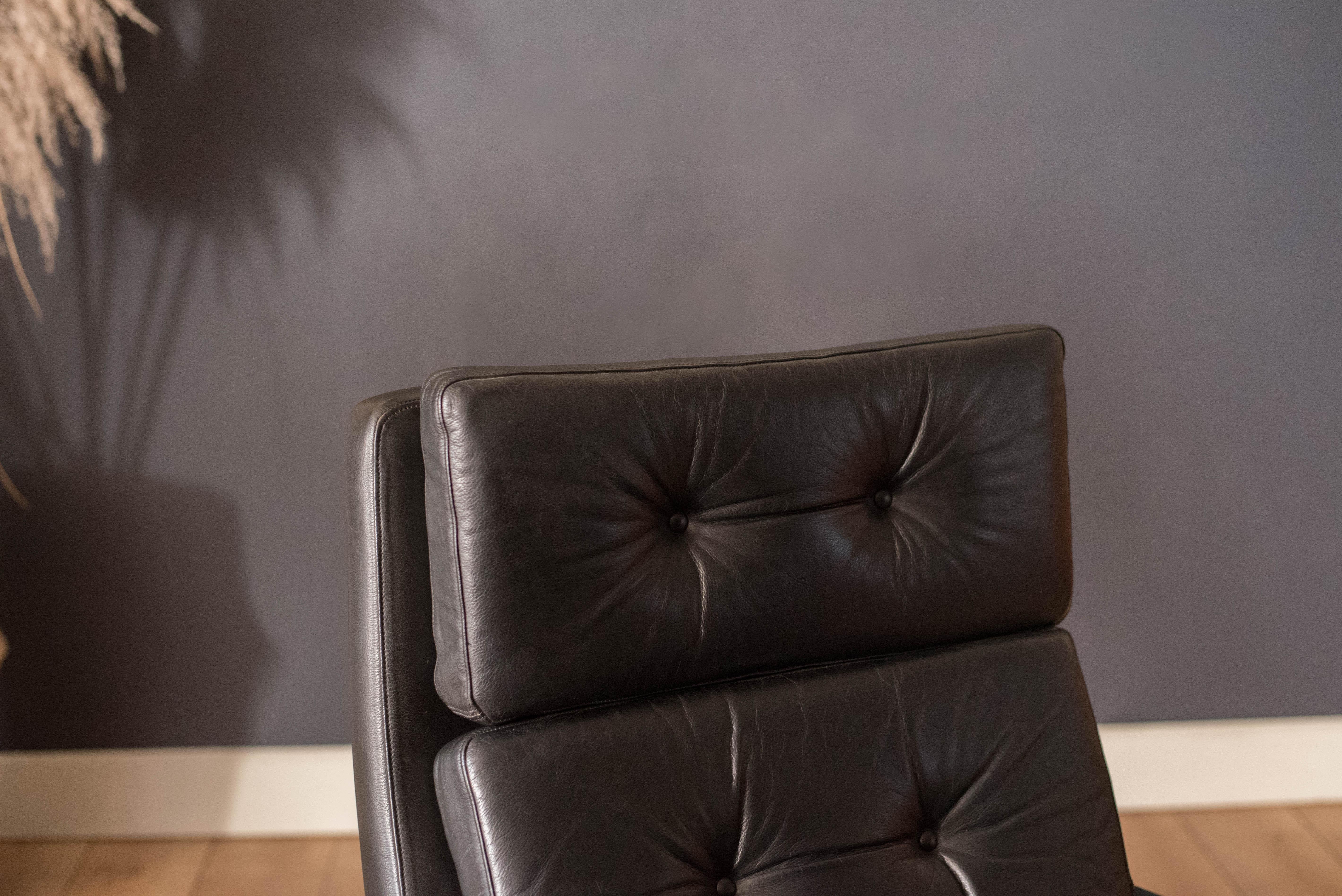 Vieux fauteuil de salon scandinave en bois de rose et cuir noir  haut dossier Bon état - En vente à San Jose, CA