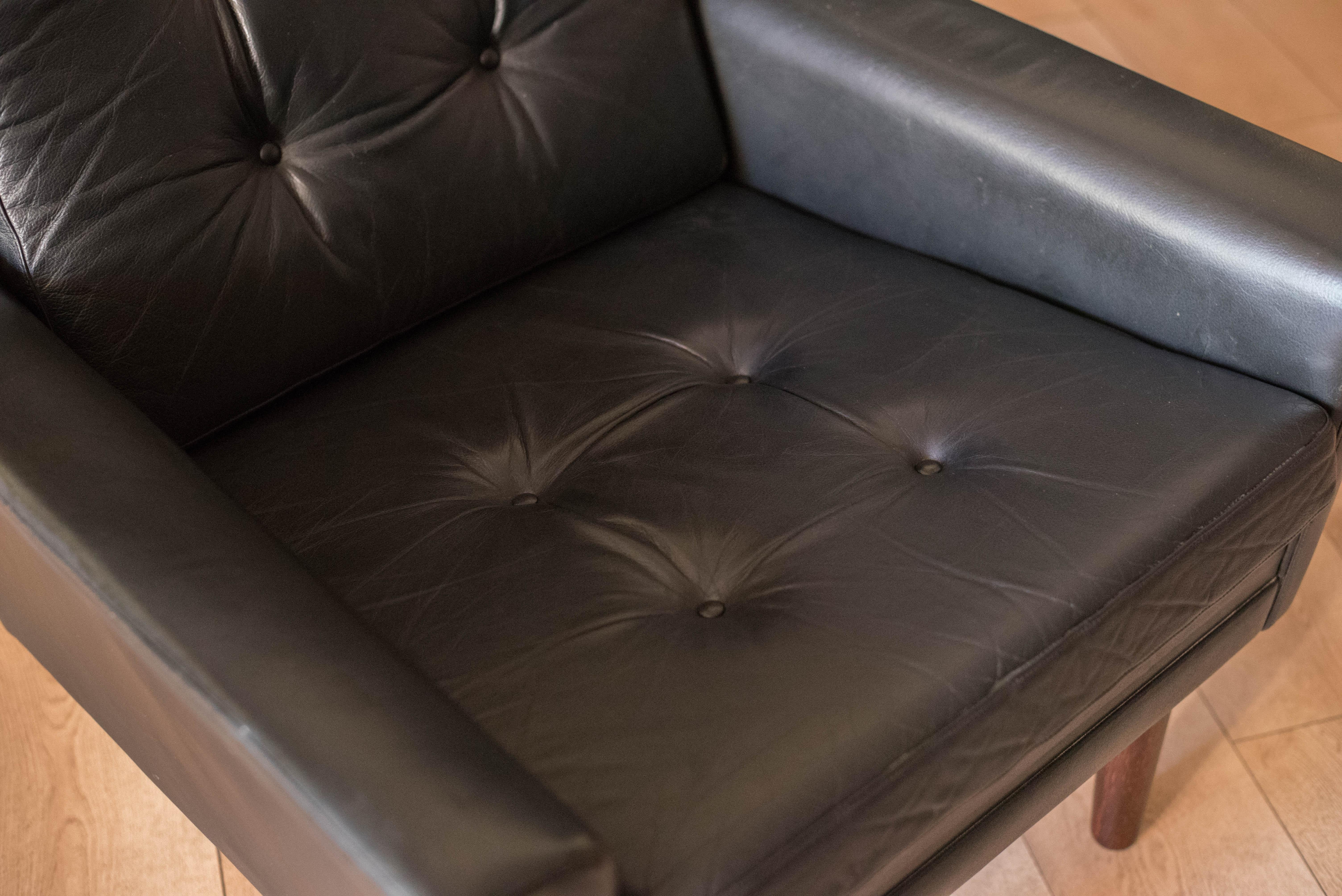 Cuir Vieux fauteuil de salon scandinave en bois de rose et cuir noir  haut dossier en vente